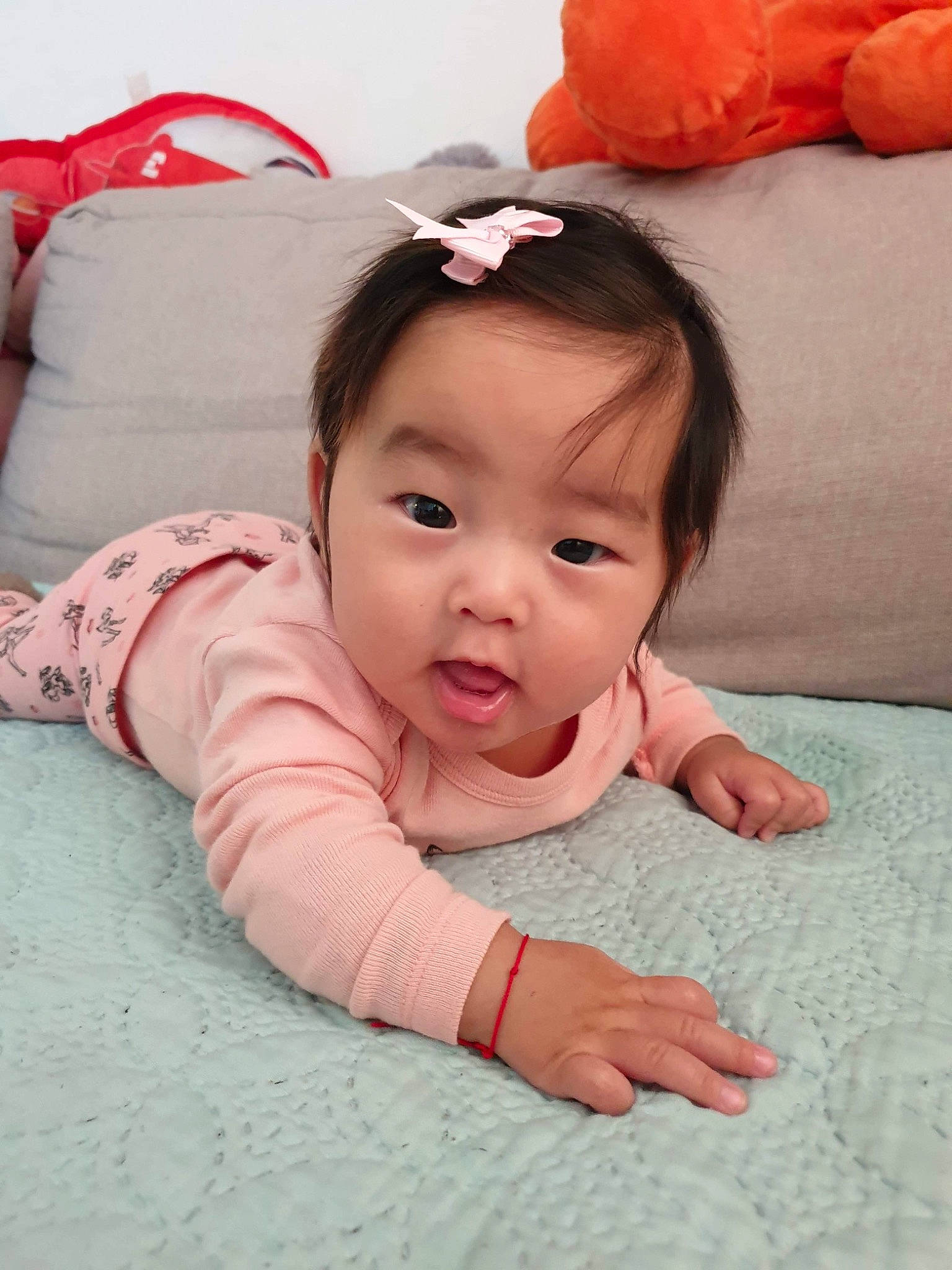 Tsetseikhen a rejoint le concours — aidez-le/la à gagner de superbes lots ! baby, baby_toddler_clothing, cheek, comfort, eye, gesture, hair, happy, head, human_body, iris, lip, mouth, person, pink, red, skin, sleeve, smile, textile