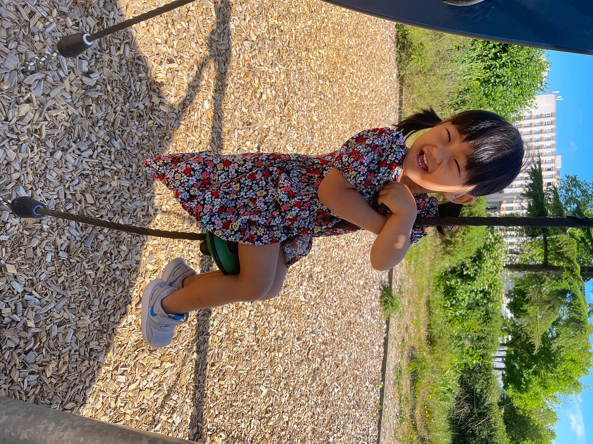 Tsetseikhen participe au concours pour gagner de l'argent avec cette photo : barefoot, beauty, city, concrete, foot, fun, grass, happy, human_leg, leisure, pattern, people_in_nature, person, plant, road_surface, shadow, sky, snapshot, thigh, toddler