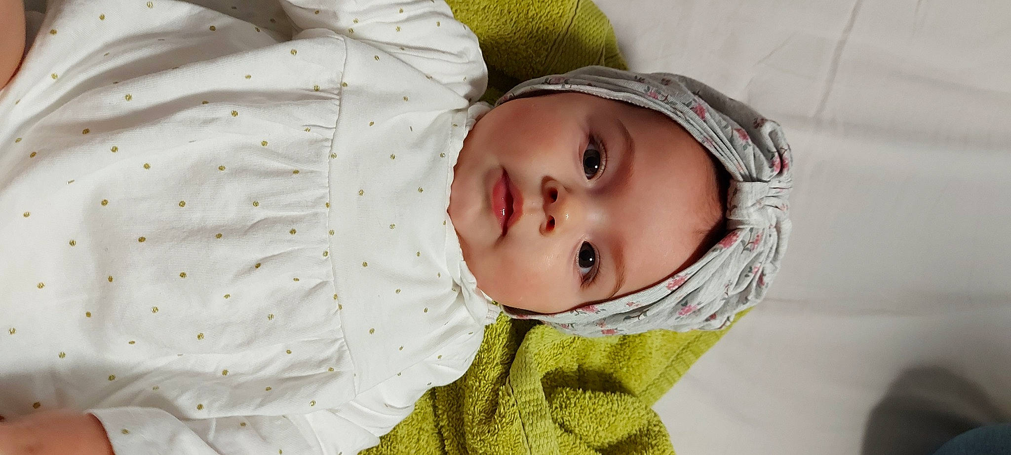 Nelly a rejoint le concours — aidez-le/la à gagner de superbes lots ! baby, baby_toddler_clothing, cheek, child, collar, eye, eyelash, face, happy, hat, head, headgear, headwear, human_body, iris, lip, nose, outerwear, person, skin