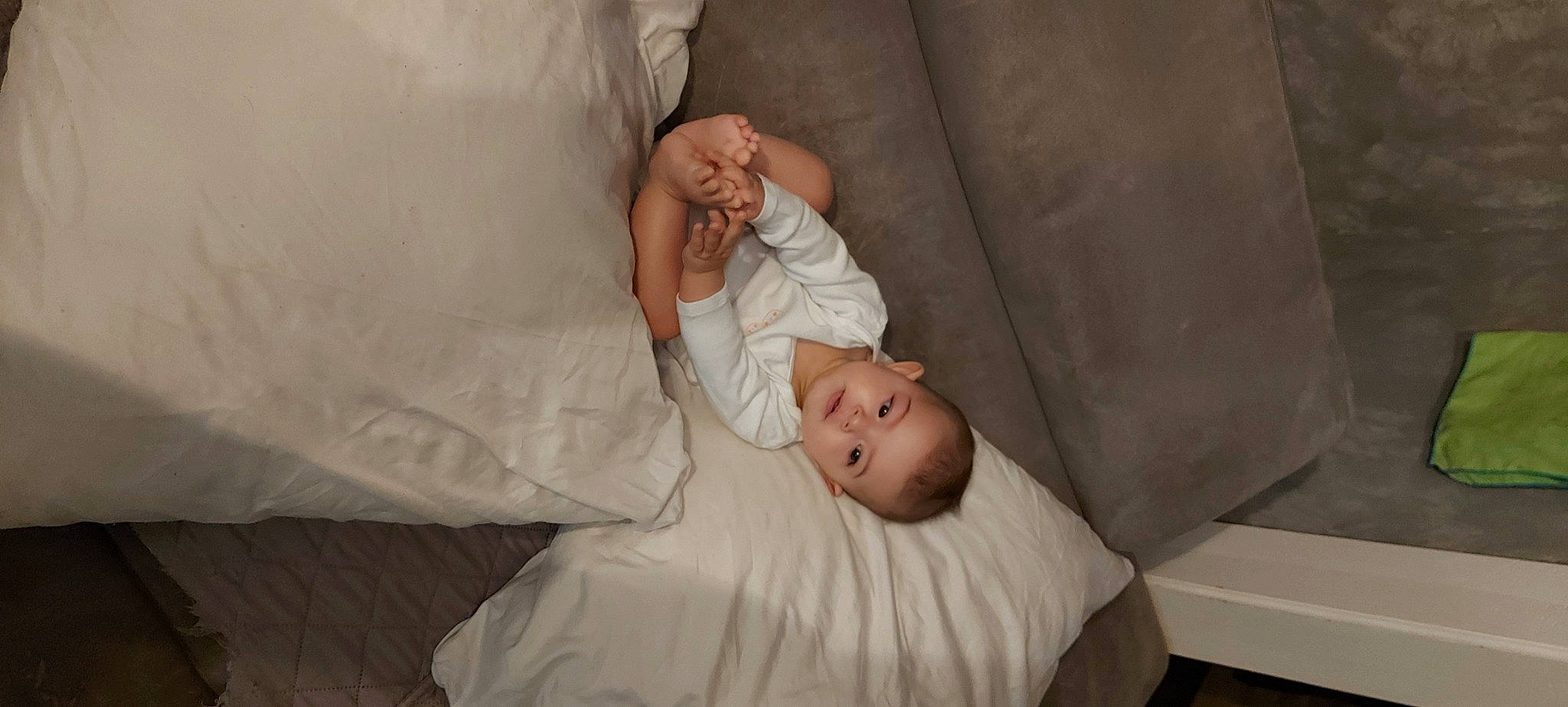 Nelly participe au concours pour gagner de l'argent avec cette photo : baby, baby_products, baby_toddler_clothing, bed_sheet, bedding, bedtime, blanket, child, comfort, couch, event, flooring, furniture, linens, nap, person, room, sitting, sleep, textile