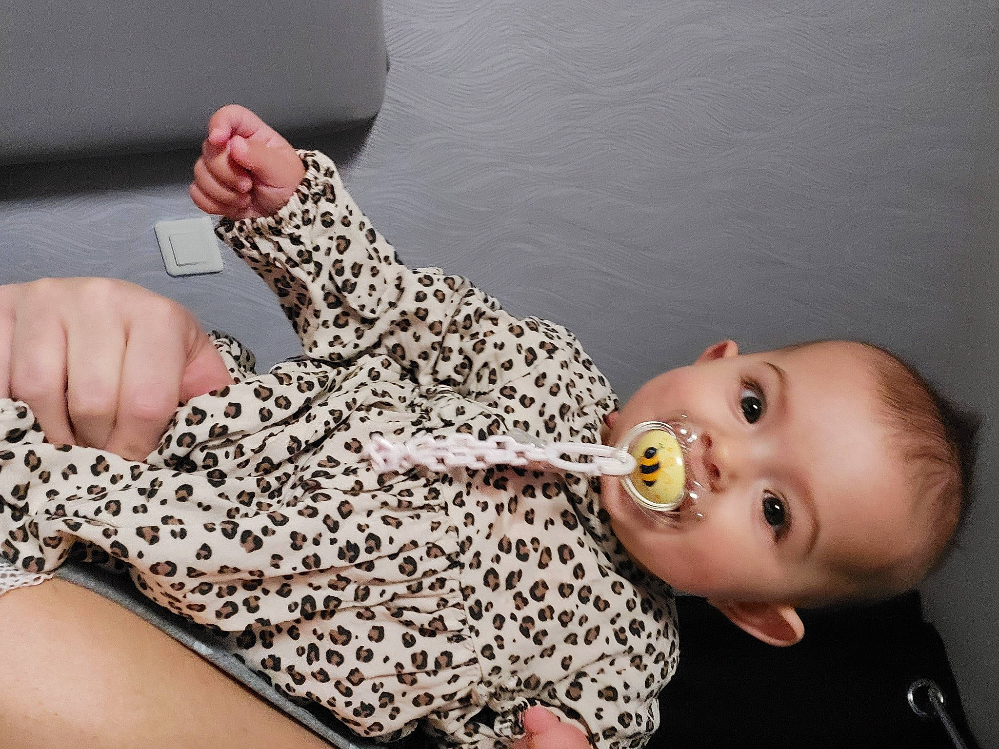 Nelly a rejoint le concours — aidez-le/la à gagner de superbes lots ! baby, eyelash, fashion_design, finger, foot, gesture, hand, happy, human_leg, jewellery, joint, nail, neck, pattern, person, skin, sleeve, thigh, thumb, toddler