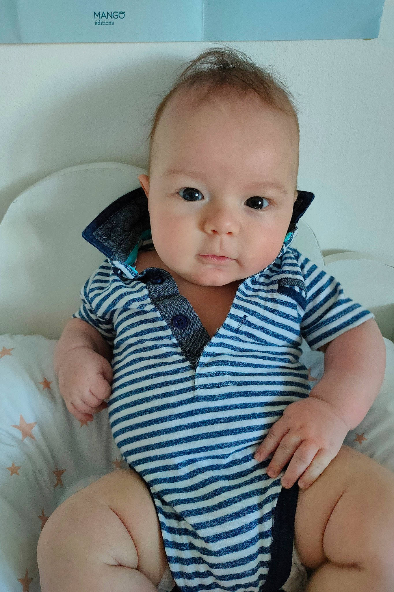 Simon a rejoint le concours — aidez-le/la à gagner de superbes lots ! baby, baby_toddler_clothing, cheek, chin, collar, comfort, elbow, eye, iris, joint, lip, neck, nose, person, shoulder, skin, sleeve, stomach, toddler, trunk