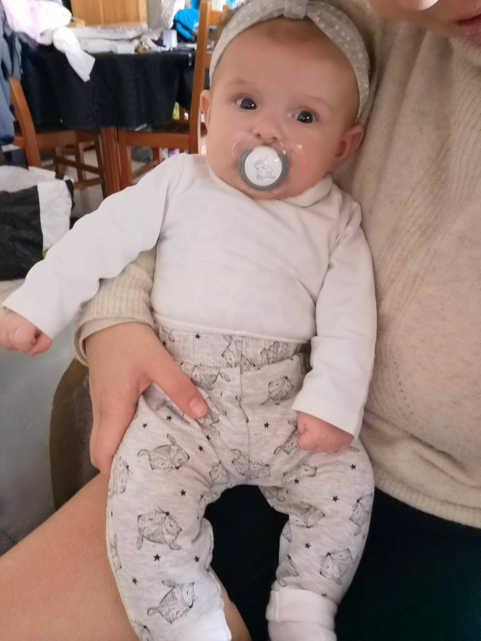 Léa a rejoint le concours — aidez-le/la à gagner de superbes lots ! baby, baby_toddler_clothing, chair, cheek, child, comfort, event, eye, fun, fur, happy, human_leg, knee, person, room, sitting, skin, sleeve, thigh, toddler