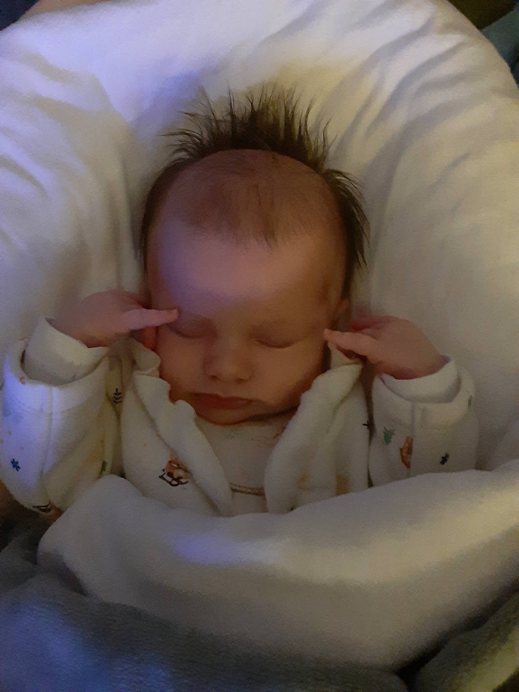 Léa a rejoint le concours — aidez-le/la à gagner de superbes lots ! baby, baby_products, baby_sleeping, baby_toddler_clothing, bedtime, cheek, child, comfort, eye, face, head, iris, linens, nap, person, portrait_photography, sitting, sleep, thumb, toddler