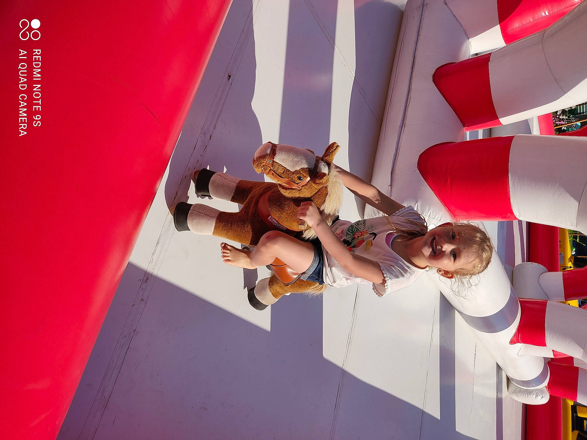 Lya a rejoint le concours — aidez-le/la à gagner de superbes lots ! advertising, brand, carmine, event, flag, flag_of_the_united_states, font, fun, graphic_design, graphics, happy, joy, magenta, person, recreation, room