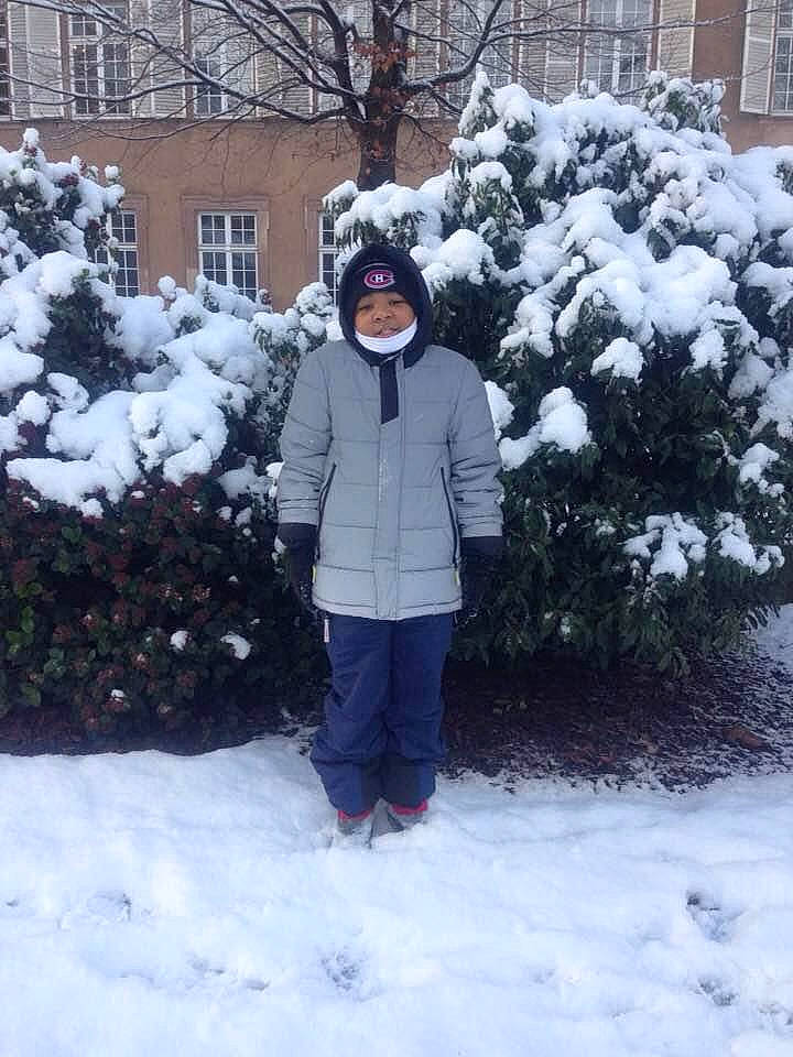 Baptiste a rejoint le concours — aidez-le/la à gagner de superbes lots ! blizzard, bonnet, conifer, fir, freezing, frost, fur, headwear, hood, hoodie, ice_cap, jacket, outerwear, parka, person, playing_in_the_snow, precipitation, snow, top, trousers