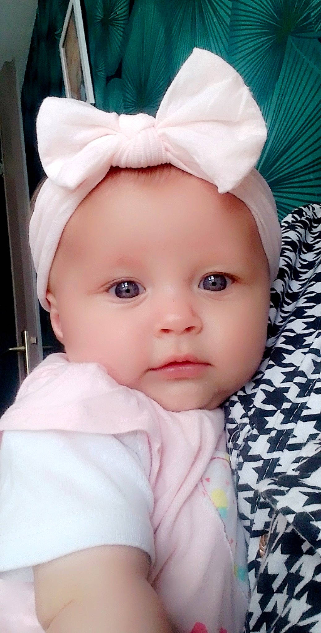 Chelsea participe au concours pour gagner de l'argent avec cette photo : baby_toddler_clothing, cheek, chin, dress, ear, eye, eyebrow, eyelash, head, headwear, human_body, iris, lip, neck, nose, person, pink, product, skin, sleeve