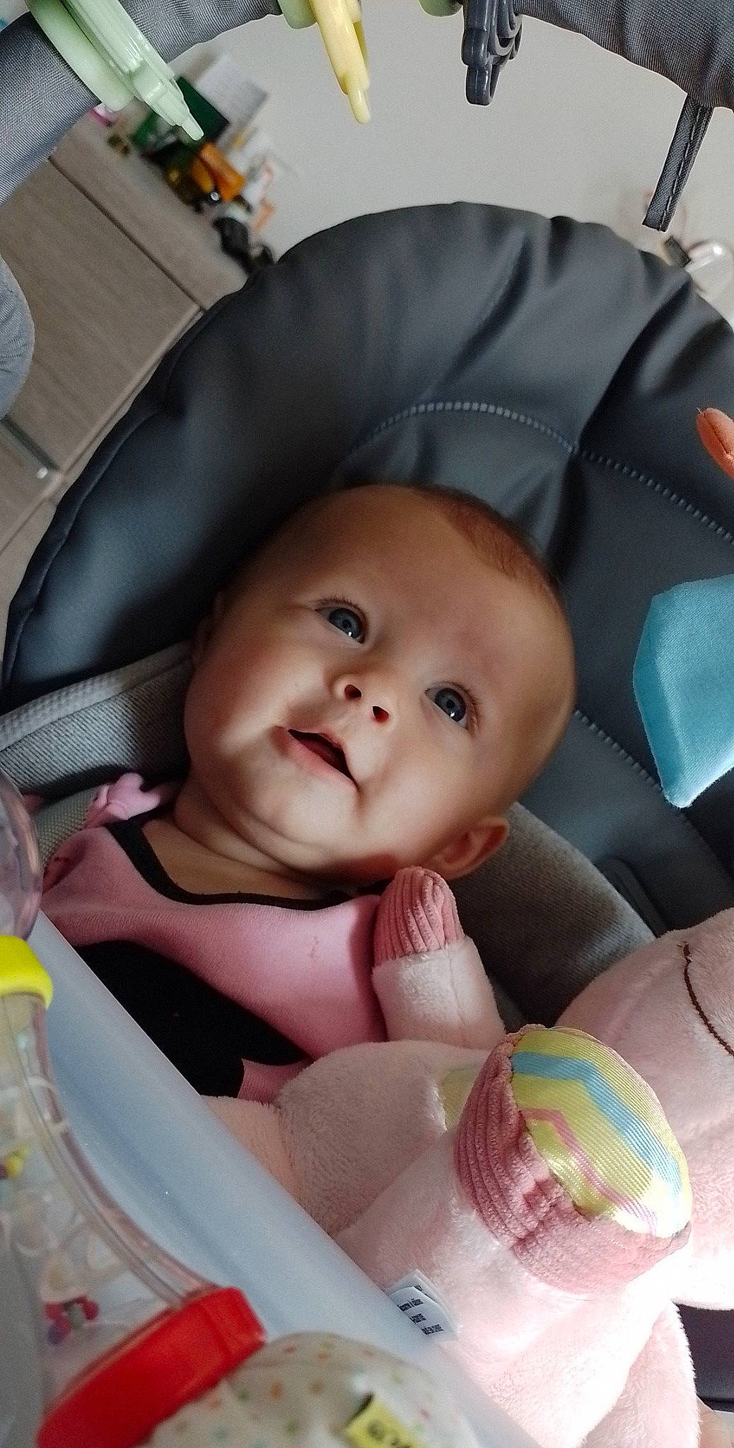 Chelsea a rejoint le concours — aidez-le/la à gagner de superbes lots ! baby, baby_carriage, beauty, cheek, comfort, eyelash, finger, happy, hat, headgear, human_body, iris, lip, mouth, nose, person, pink, product, skin, smile