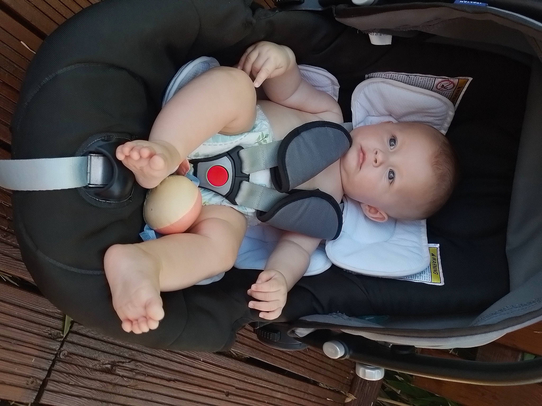 Chelsea a rejoint le concours — aidez-le/la à gagner de superbes lots ! baby, baby_carriage, baby_products, baby_sleeping, baby_toddler_clothing, child, comfort, finger, fun, hat, headgear, human_leg, knee, lap, leg, person, sitting, sock, thigh, toddler