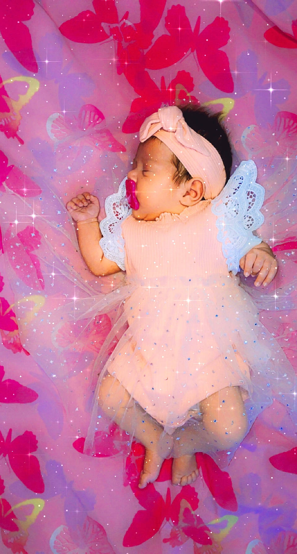 Marie a rejoint le concours — aidez-le/la à gagner de superbes lots ! art, baby_toddler_clothing, child, dress, entertainment, event, finger, fun, happy, human_body, magenta, pattern, people_in_nature, person, petal, pink, purple, skin, textile, toddler