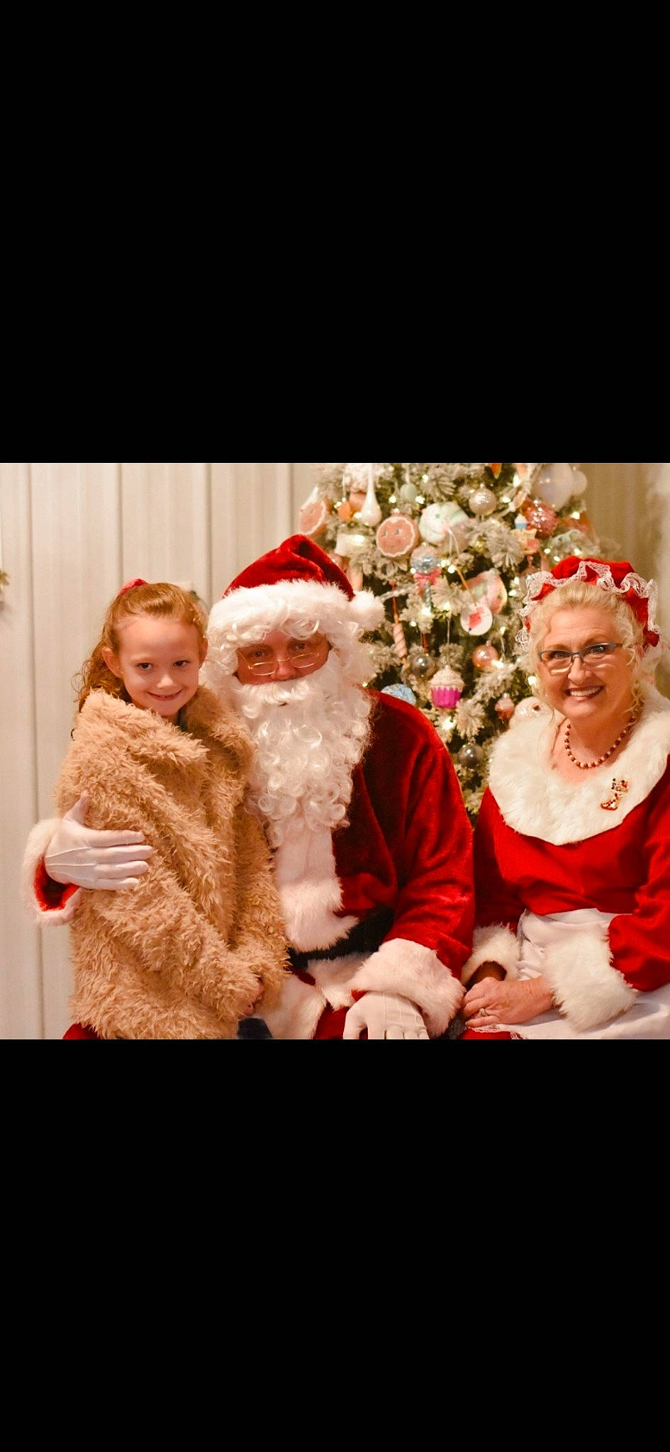 Dezeray joined the competition — help win amazing prizes! beard, christmas, christmas_decoration, christmas_eve, event, face, facial_hair, fictional_character, fun, fur, happy, hat, holiday, joy, lap, person, santa_claus, sleeve, smile, toddler