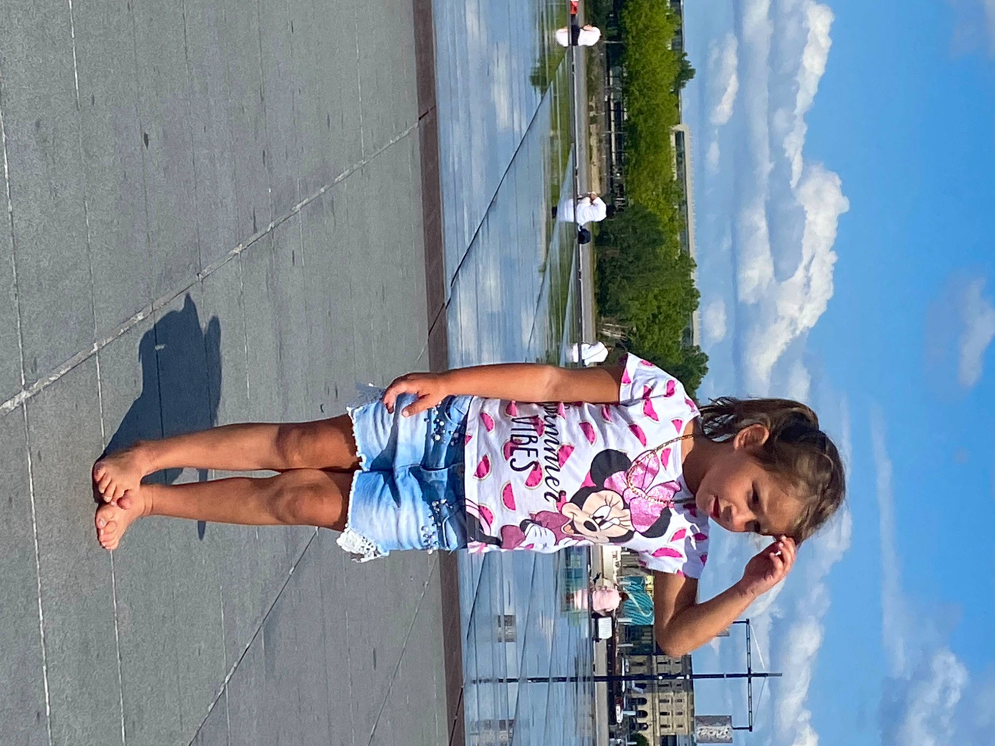 Shanna a rejoint le concours — aidez-le/la à gagner de superbes lots ! blue, child, cloud, cool, electric_blue, facade, fun, happy, human_leg, leisure, line, person, recreation, road, sidewalk, sky, thigh, toddler, travel, vacation