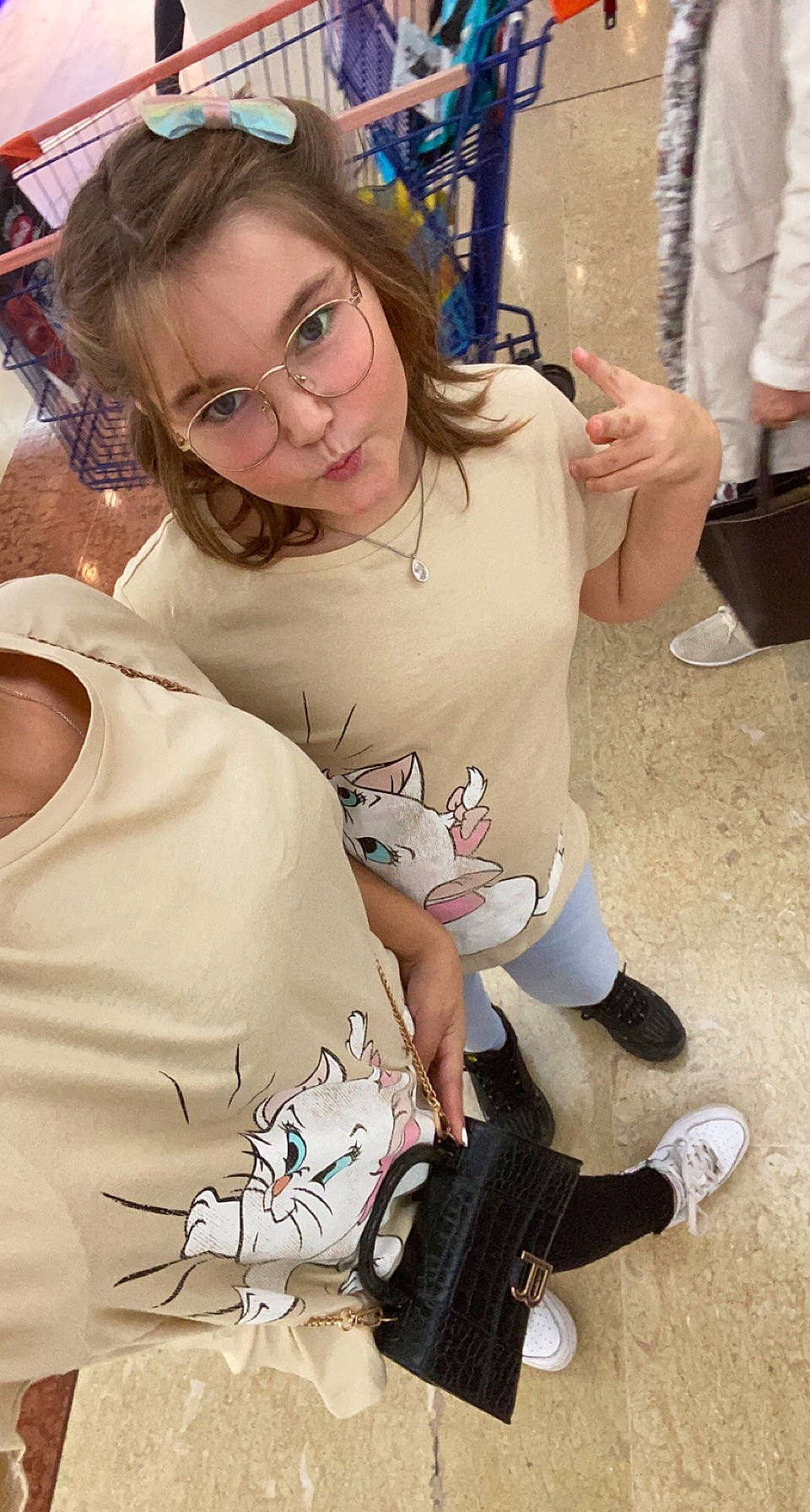 Kellya a rejoint le concours — aidez-le/la à gagner de superbes lots ! chair, child, cool, event, eyewear, fun, glasses, happy, jewellery, mobile_phone, necklace, pattern, person, recreation, sitting, sleeve, t_shirt, tattoo, top, vision_care