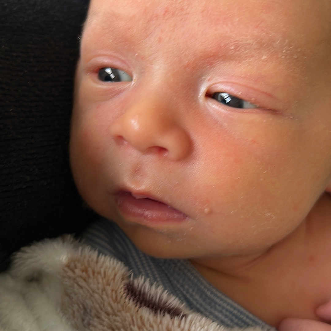 Nino participe au concours pour gagner de l'argent avec cette photo : baby, blanket, child, closeup, cute, expression, eyes, face, hand, indoors, infant, newborn, newborn_clothing, portrait, skin, sleepy, soft, texture, warm, young