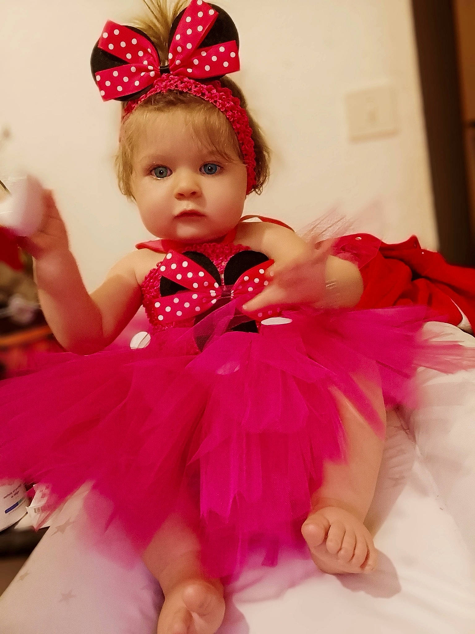 Kelly participe au concours pour gagner de l'argent avec cette photo : baby_toddler_clothing, beauty, child, costume, costume_hat, dress, event, facial_expression, fun, hair_accessory, happy, headgear, headpiece, magenta, peach, person, petal, pink, red, ruffle