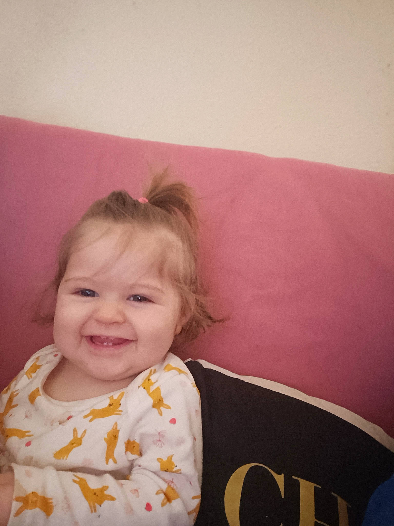 Kelly participe au concours pour gagner de l'argent avec cette photo : baby, baby_toddler_clothing, blond, cheek, child, comfort, couch, eye, face, hair, hairstyle, happy, iris, joy, person, pink, sitting, sleeve, smile, t_shirt