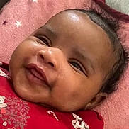 Angeley a rejoint le concours — aidez-le/la à gagner de superbes lots ! baby, smiling, close_up, face, red_clothing, blanket, pink_blanket, curly_hair, infant, cute, holiday_theme, teddy_bear, candy_cane, pattern, lying_down, indoors, happy, child, portrait, soft_texture