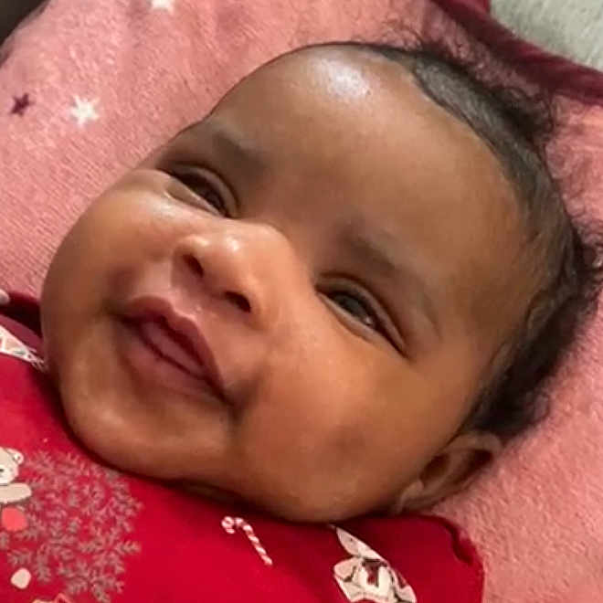 Angeley a rejoint le concours — aidez-le/la à gagner de superbes lots ! baby, blanket, candy_cane, child, close_up, curly_hair, cute, face, happy, holiday_theme, indoors, infant, lying_down, pattern, pink_blanket, portrait, red_clothing, smiling, soft_texture, teddy_bear