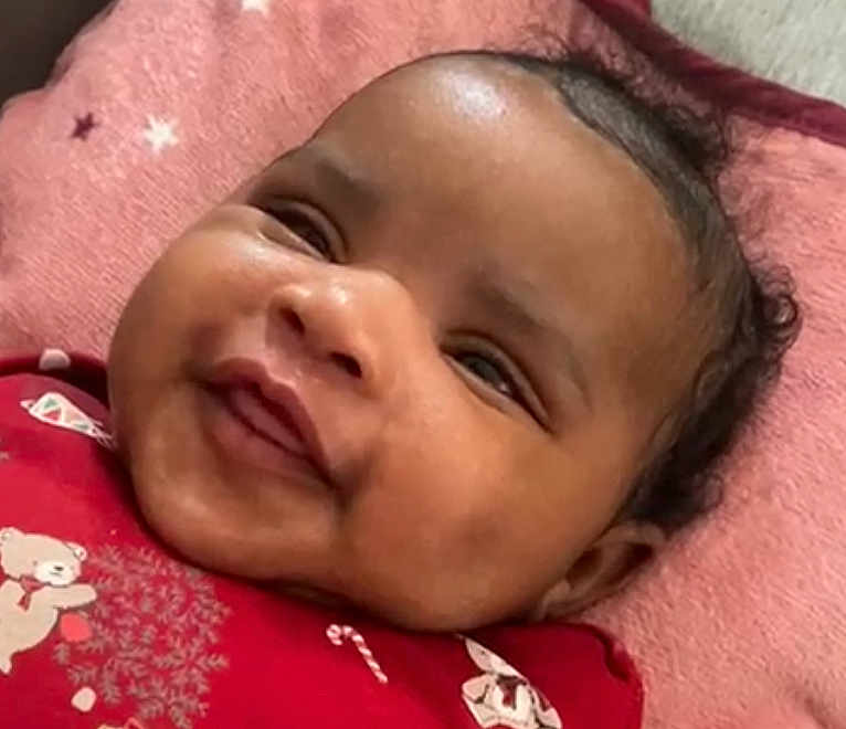 Angeley a rejoint le concours — aidez-le/la à gagner de superbes lots ! baby, smiling, close_up, face, red_clothing, blanket, pink_blanket, curly_hair, infant, cute, holiday_theme, teddy_bear, candy_cane, pattern, lying_down, indoors, happy, child, portrait, soft_texture