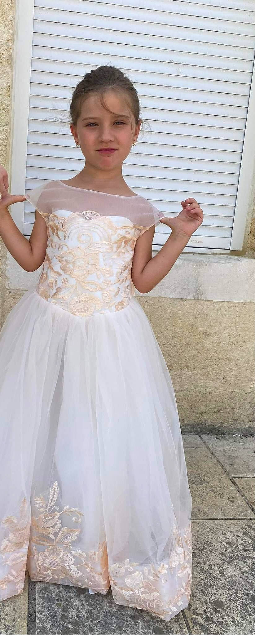 Jade a rejoint le concours — aidez-le/la à gagner de superbes lots ! bridal_accessory, bridal_clothing, bridal_party_dress, bride, day_dress, dress, embellishment, fashion_design, flash_photography, gown, happy, joint, neck, one_piece_garment, person, shoulder, sleeve, waist, wedding_ceremony_supply, wedding_dress