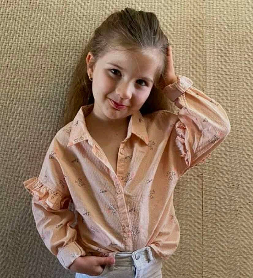 Jade a rejoint le concours — aidez-le/la à gagner de superbes lots ! blazer, blond, brown_hair, child, collar, dress_shirt, fashion_accessory, fashion_design, fashion_model, gesture, hair, happy, head, jewellery, joy, lip, long_hair, neck, person, sleeve