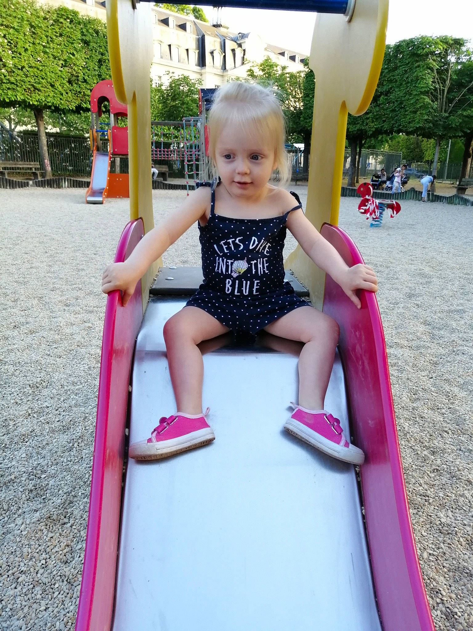 Miléna participe au concours pour gagner de l'argent avec cette photo : child, chute, city, fun, human_settlement, leisure, magenta, outdoor_play_equipment, person, pink, play, playground, playground_slide, public_space, recreation, smile, summer, toddler, vacation