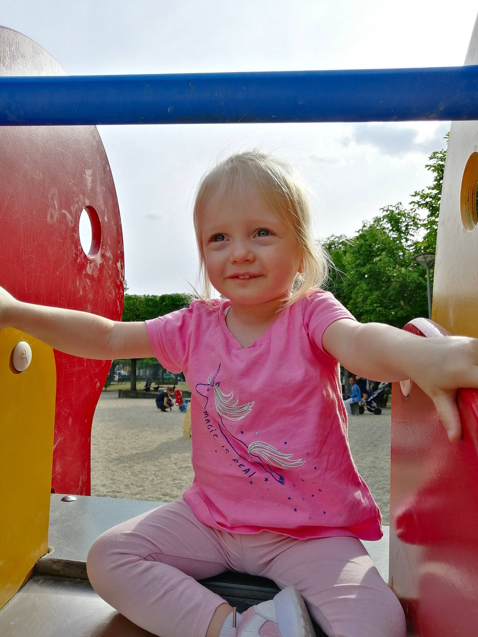 Miléna a rejoint le concours — aidez-le/la à gagner de superbes lots ! child, city, fun, happy, human_settlement, leisure, outdoor_play_equipment, person, pink, play, playground, playground_slide, public_space, recreation, smile, toddler