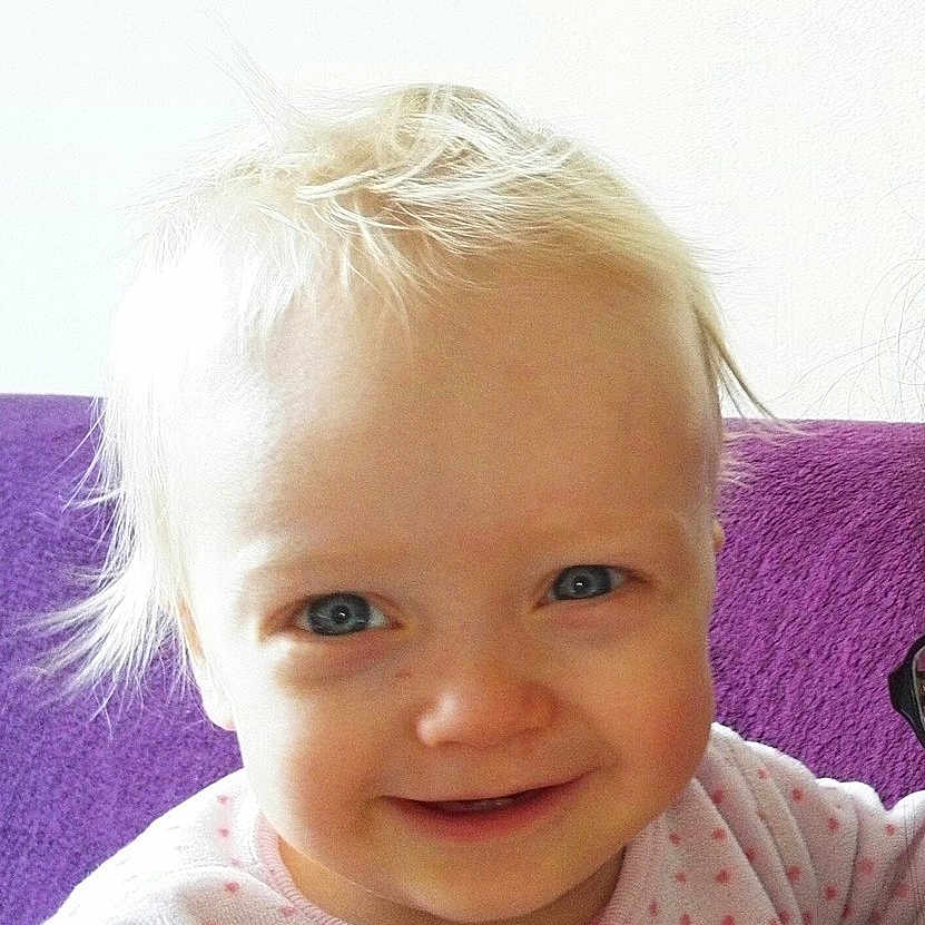 Miléna participe au concours pour gagner de l'argent avec cette photo : blond, cheek, child, ear, eye, face, forehead, girl, hair, happiness, head, human_hair_color, infant, iris, joy, lip, nose, person, pink, skin