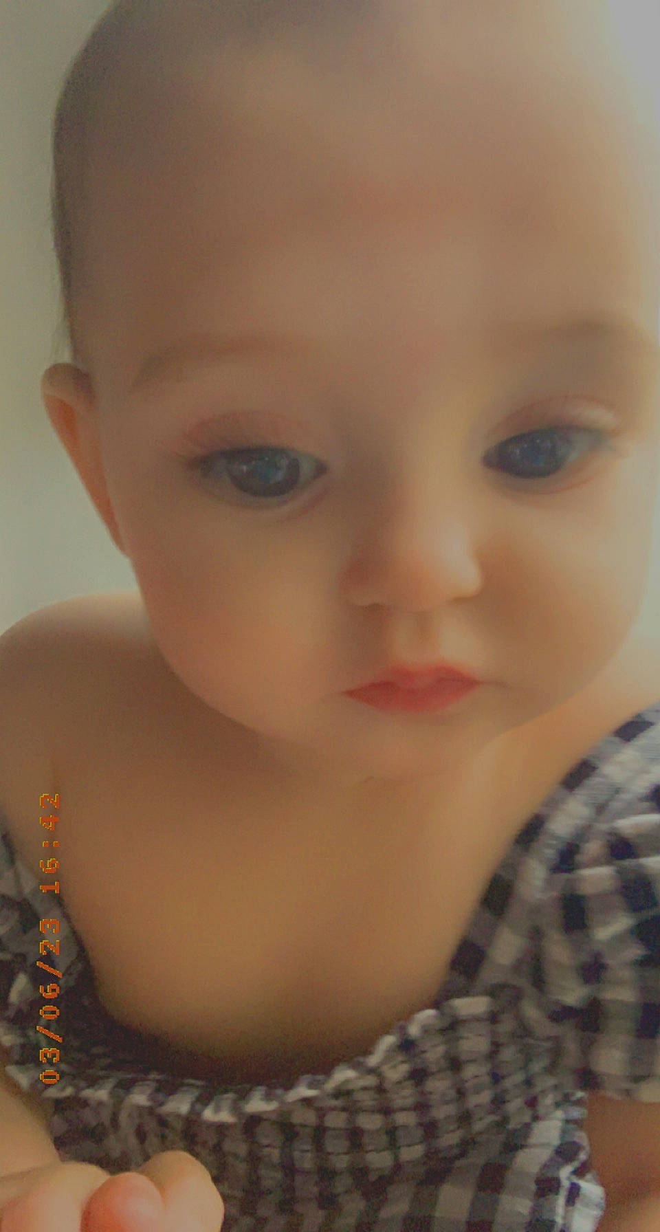 Yüna a rejoint le concours — aidez-le/la à gagner de superbes lots ! baby, blond, cheek, chest, child, chin, close_up, doll, eyebrow, eyelash, hairstyle, headpiece, iris, jewellery, lip, nose, person, plaid, skin, toddler