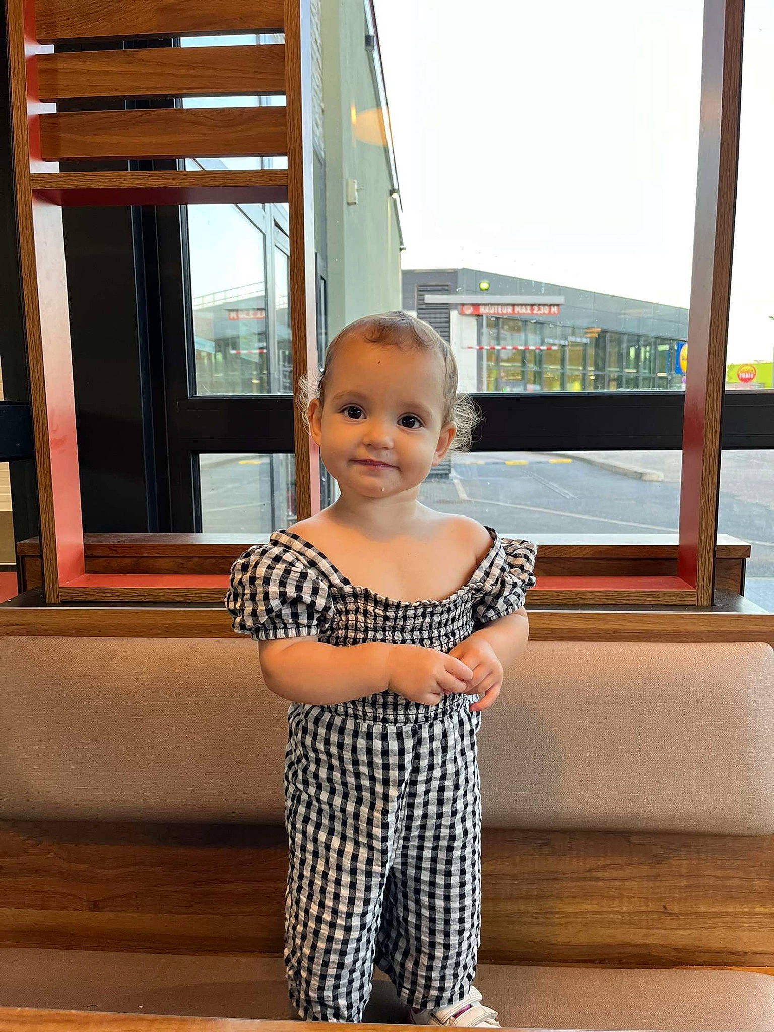 Yüna a rejoint le concours — aidez-le/la à gagner de superbes lots ! baby_toddler_clothing, child, flooring, fun, happy, hardwood, joint, joy, leisure, pattern, person, room, shoulder, sitting, sky, sleeve, standing, t_shirt, toddler, travel