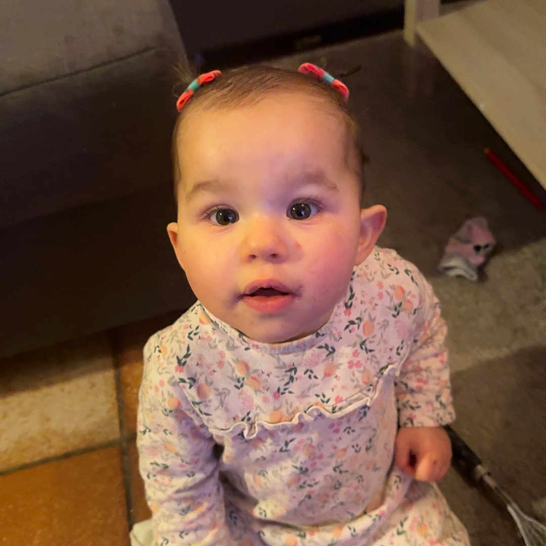 Lywenns a rejoint le concours — aidez-le/la à gagner de superbes lots ! architecture, baby, bodypart, building, clothing, couch, crawling, face, finger, furniture, hand, hardwood, head, pants, person, photography, plywood, portrait, sitting, wood