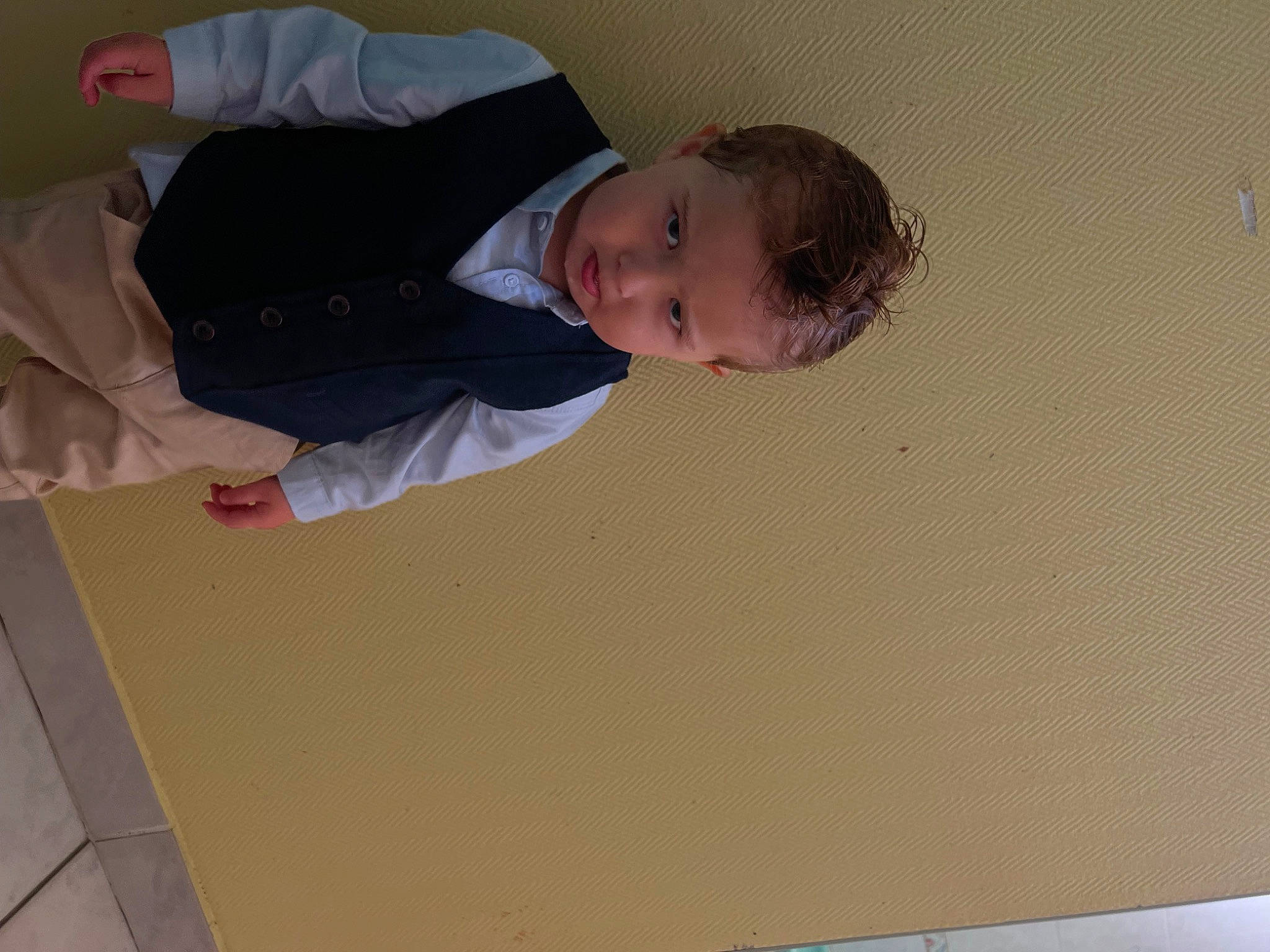 Lewys participe au concours pour gagner de l'argent avec cette photo : baby, baby_toddler_clothing, child, comfort, flooring, hardwood, person, room, sleeve, toddler, wood