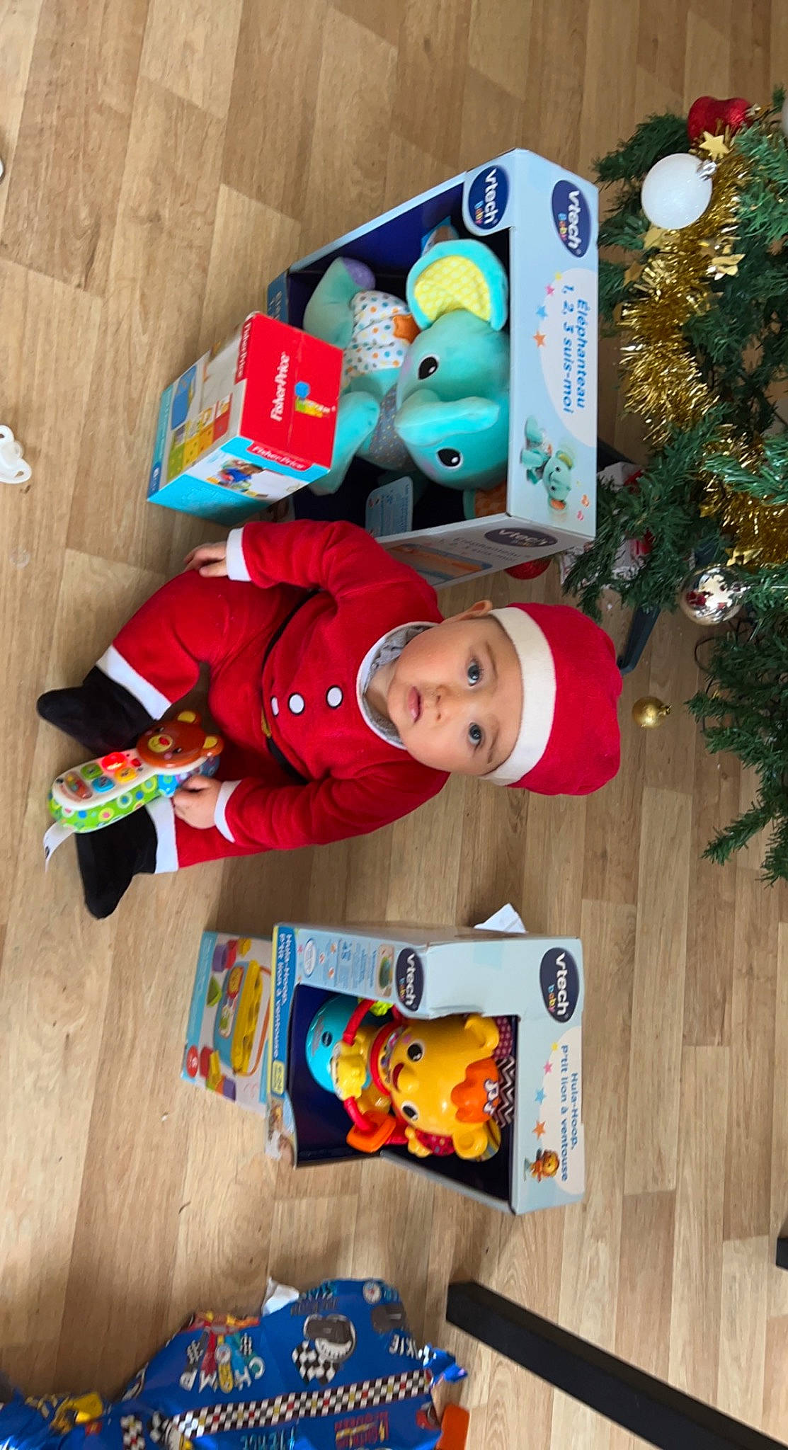 Lewys a rejoint le concours — aidez-le/la à gagner de superbes lots ! baby, baby_toddler_clothing, baby_toys, carmine, child, christmas, christmas_decoration, christmas_eve, christmas_tree, event, fictional_character, fun, happy, headwear, holiday, leisure, mobile_phone, person, play, room