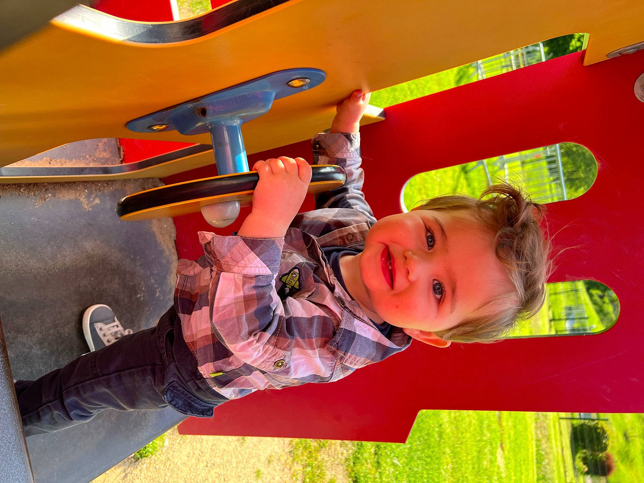 Lewys participe au concours pour gagner de l'argent avec cette photo : automotive_design, automotive_exterior, baby, bumper, child, chute, city, fun, happy, joy, leisure, motor_vehicle, outdoor_play_equipment, person, play, playground, playground_slide, recreation, red, smile