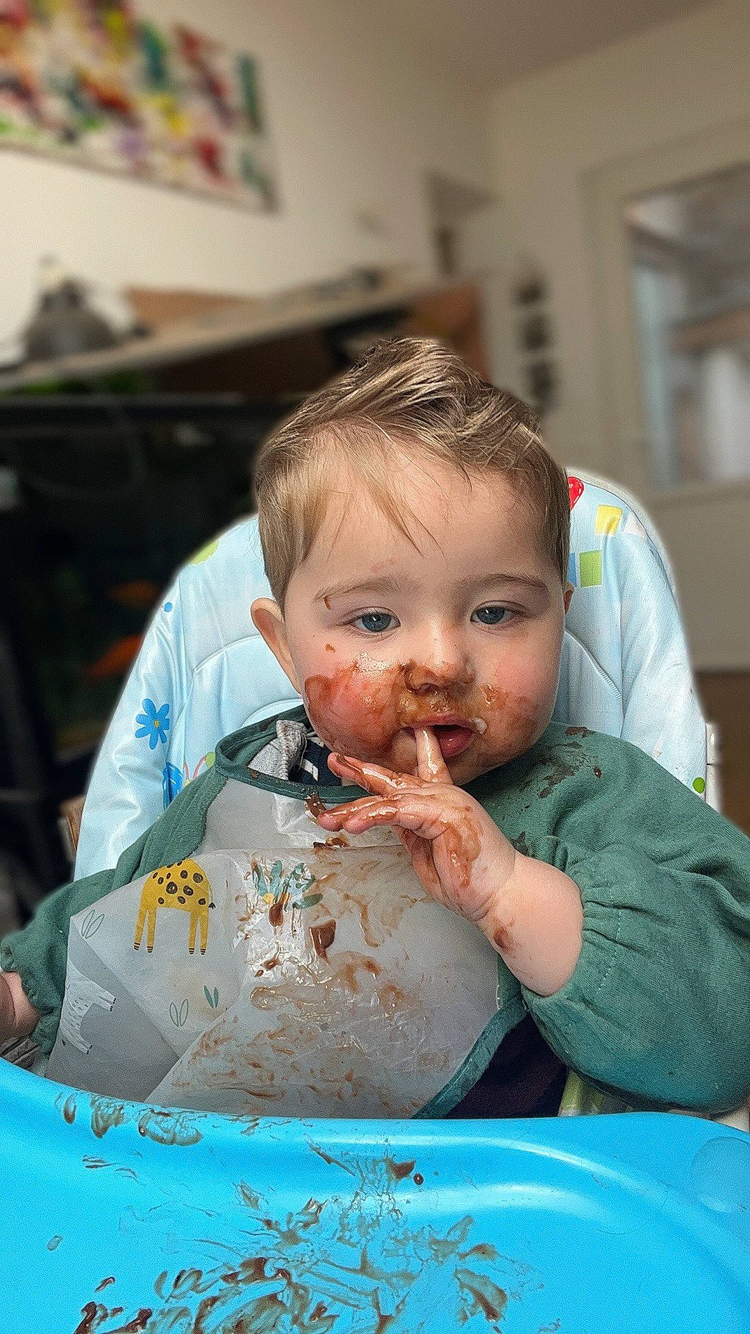 Lewys a rejoint le concours — aidez-le/la à gagner de superbes lots ! birthday, birthday_cake, cake, chair, child, comfort_food, dessert, dish, eating, event, food, fun, happy, icing, person, plate, shirt, sweetness, t_shirt, tableware