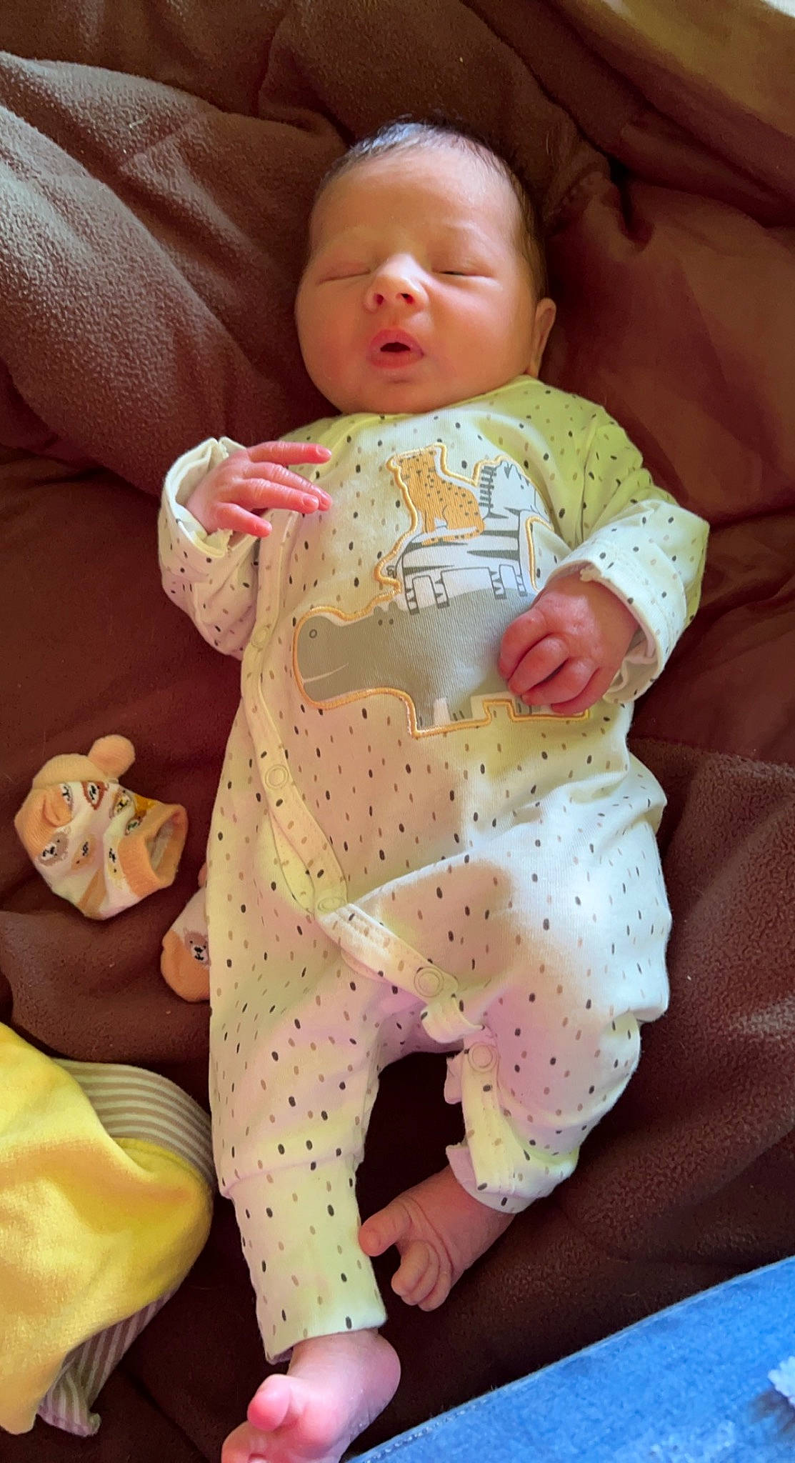 Lewys participe au concours pour gagner de l'argent avec cette photo : abdomen, baby, baby_products, baby_sleeping, baby_toddler_clothing, cheek, comfort, eye, face, head, human_body, linens, person, pink, skin, sleeve, stomach, textile, thigh, thumb