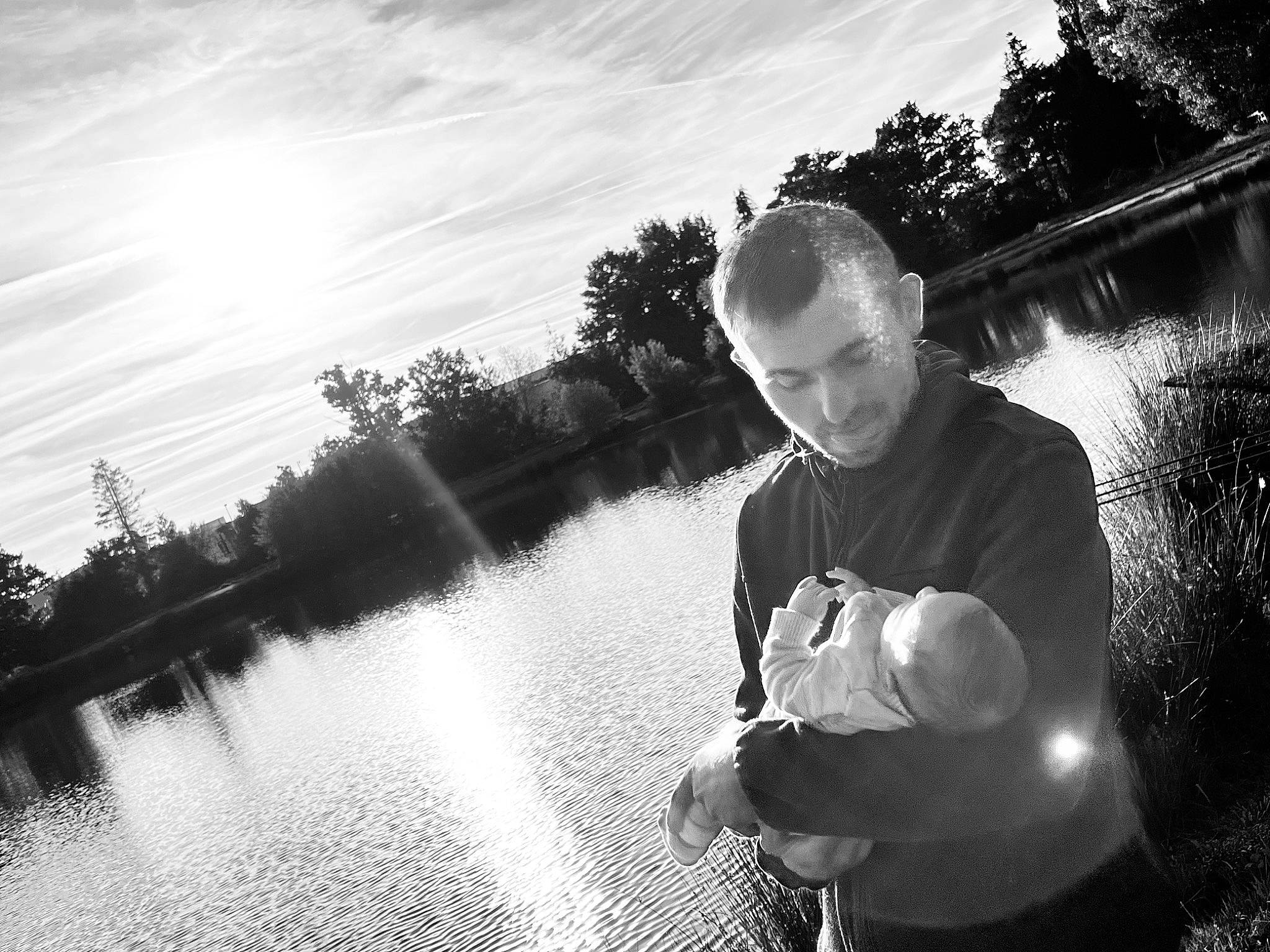 Lewys a rejoint le concours — aidez-le/la à gagner de superbes lots ! black, black_and_white, cloud, eyewear, flash_photography, gesture, grass, happy, lake, monochrome, monochrome_photography, people_in_nature, person, plant, sky, style, sunlight, tints_and_shades, tree, water