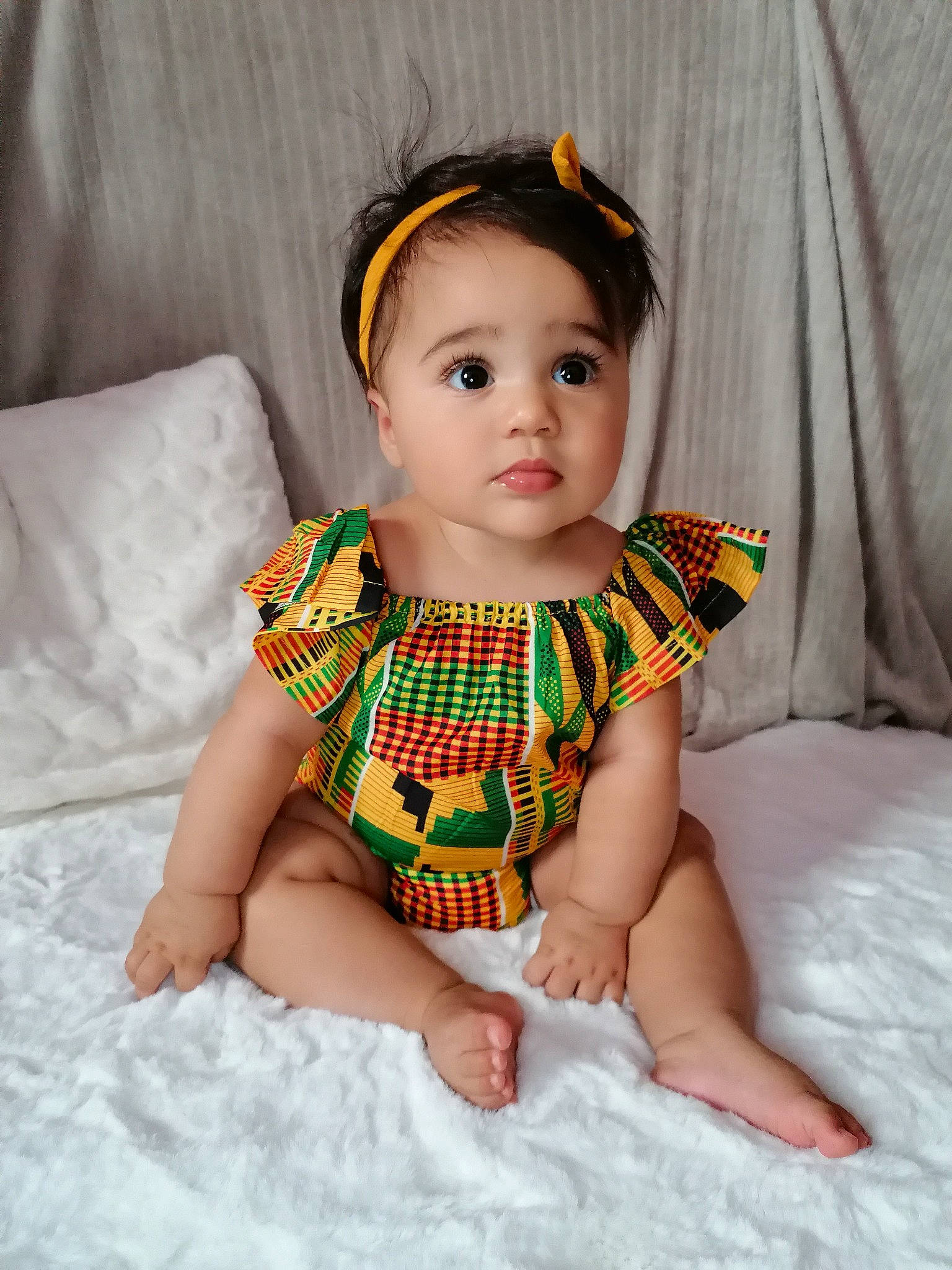 Alana a rejoint le concours — aidez-le/la à gagner de superbes lots ! baby, baby_products, baby_toddler_clothing, cheek, child, child_model, eye, face, hair_accessory, head, headband, headpiece, iris, person, product, sitting, skin, sleeve, toddler