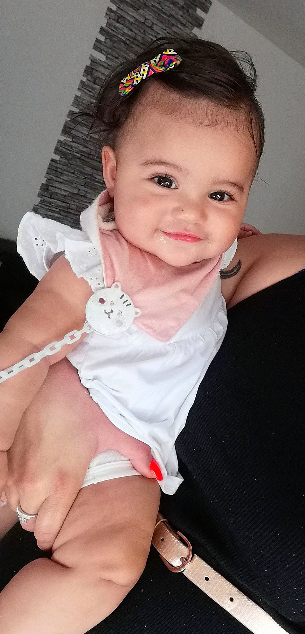 Alana participe au concours pour gagner de l'argent avec cette photo : arm, baby, beauty, cheek, child, child_model, eye, face, finger, hand, head, leg, lip, muscle, neck, person, pink, sitting, skin, thumb