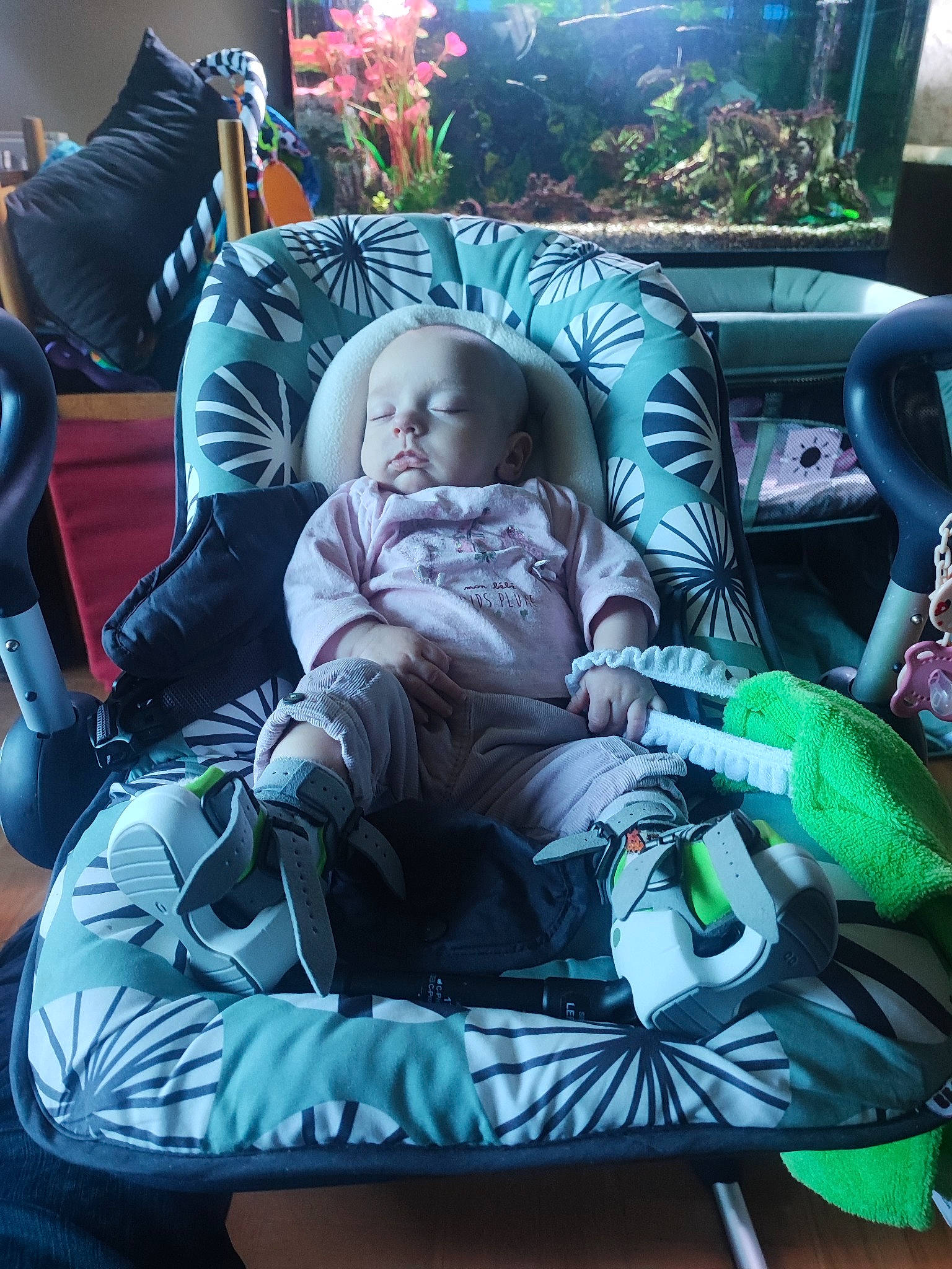 Romane a rejoint le concours — aidez-le/la à gagner de superbes lots ! baby, baby_carriage, baby_products, baby_toddler_clothing, car_seat, chair, child, comfort, event, fun, green, lap, leisure, person, plant, product, sitting, toddler, vacation