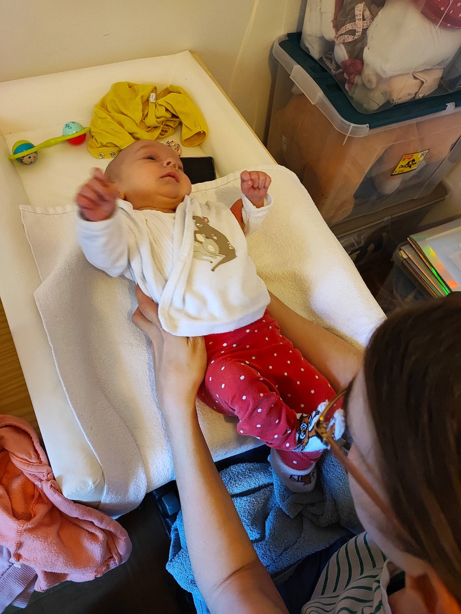 Romane participe au concours pour gagner de l'argent avec cette photo : baby, baby_safety, bed_sheet, bedding, bedtime, child, comfort, event, headwear, hospital, human_leg, lap, linens, nap, pattern, person, pillow, room, shipping_box, sitting