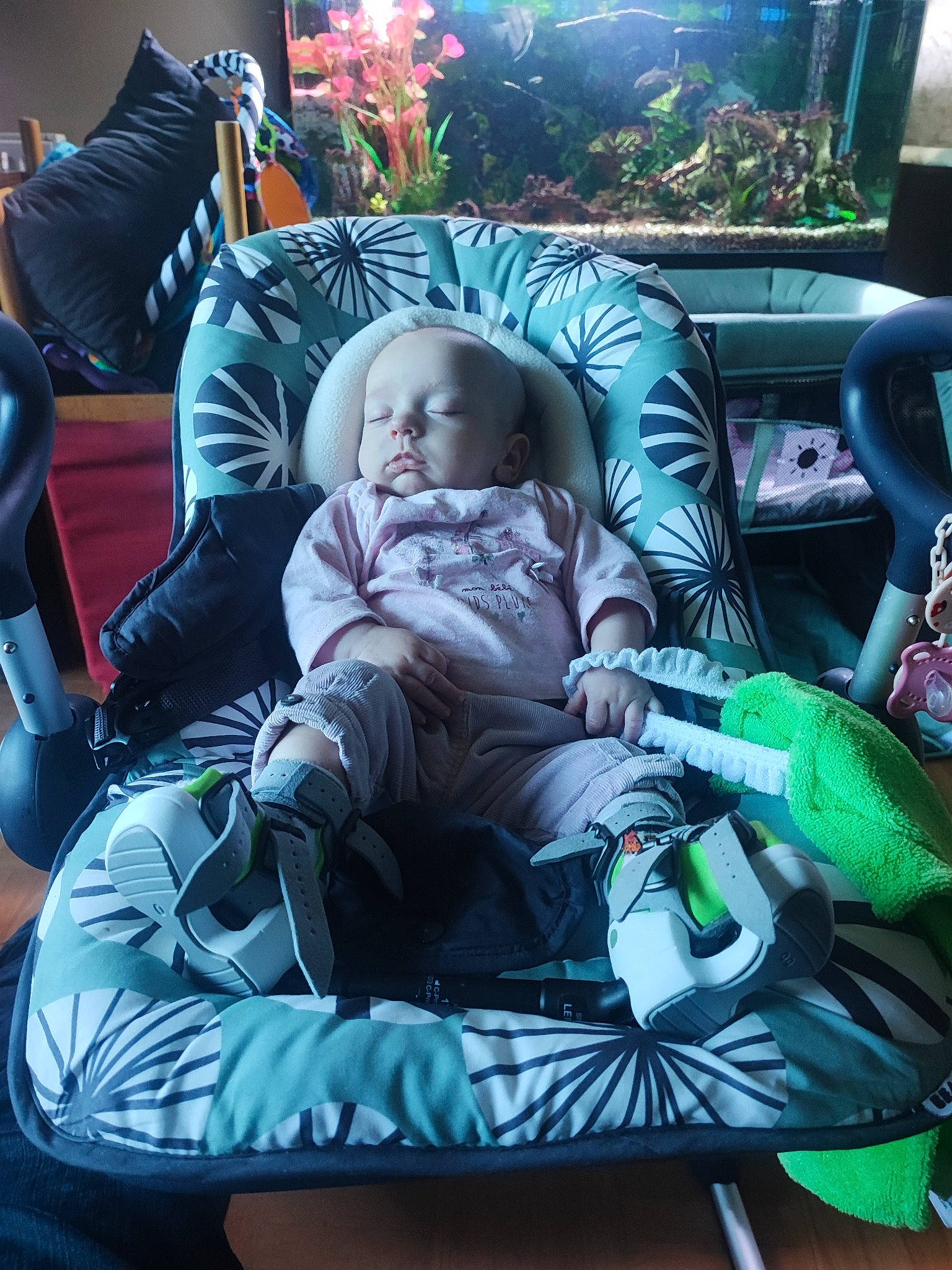 Romane a rejoint le concours — aidez-le/la à gagner de superbes lots ! baby, baby_carriage, baby_products, baby_toddler_clothing, car_seat, chair, child, comfort, event, fun, grass, green, lap, leisure, people, person, plant, product, sitting, toddler