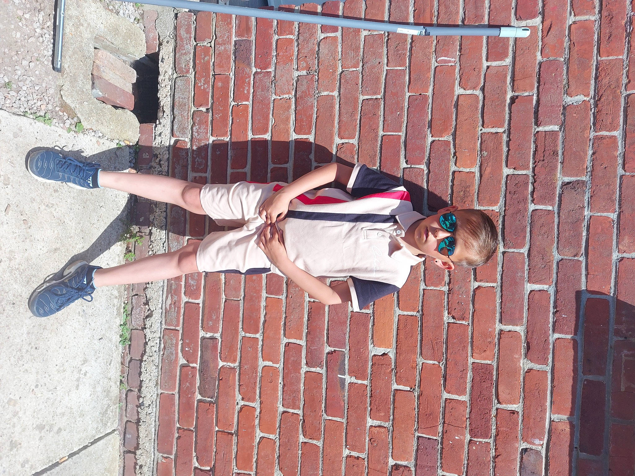 Lookas a rejoint le concours — aidez-le/la à gagner de superbes lots ! brick, brickwork, carmine, composite_material, concrete, eyewear, facade, flooring, foot, human_leg, line, outdoor_shoe, pattern, person, t_shirt, thigh, waist, walking_shoe, wood, wrist