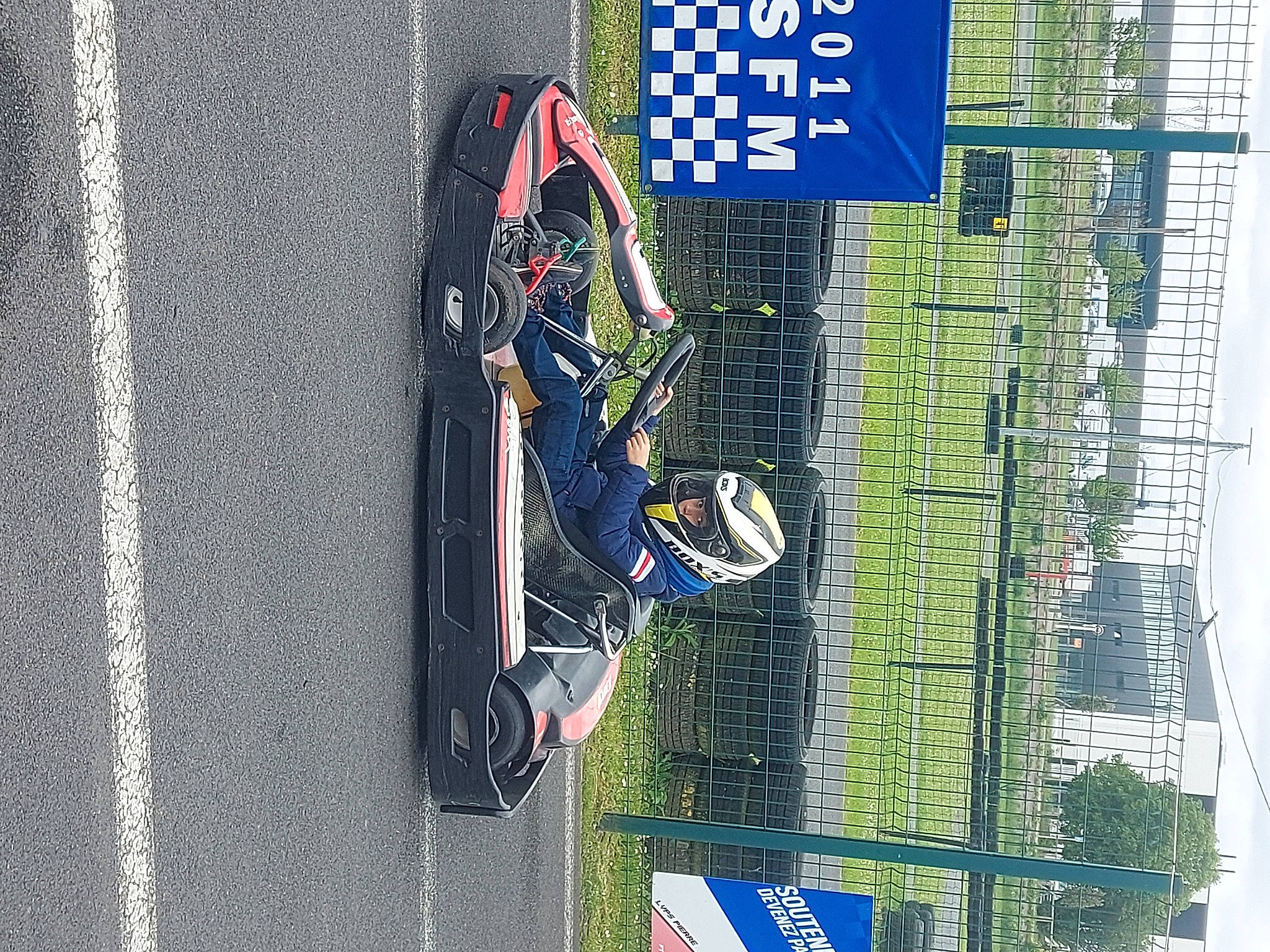 Lookas participe au concours pour gagner de l'argent avec cette photo : asphalt, automotive_tire, carmine, electric_blue, grass, headwear, net, pattern, person, slope, tar, tower, transport, urban_design, vehicle