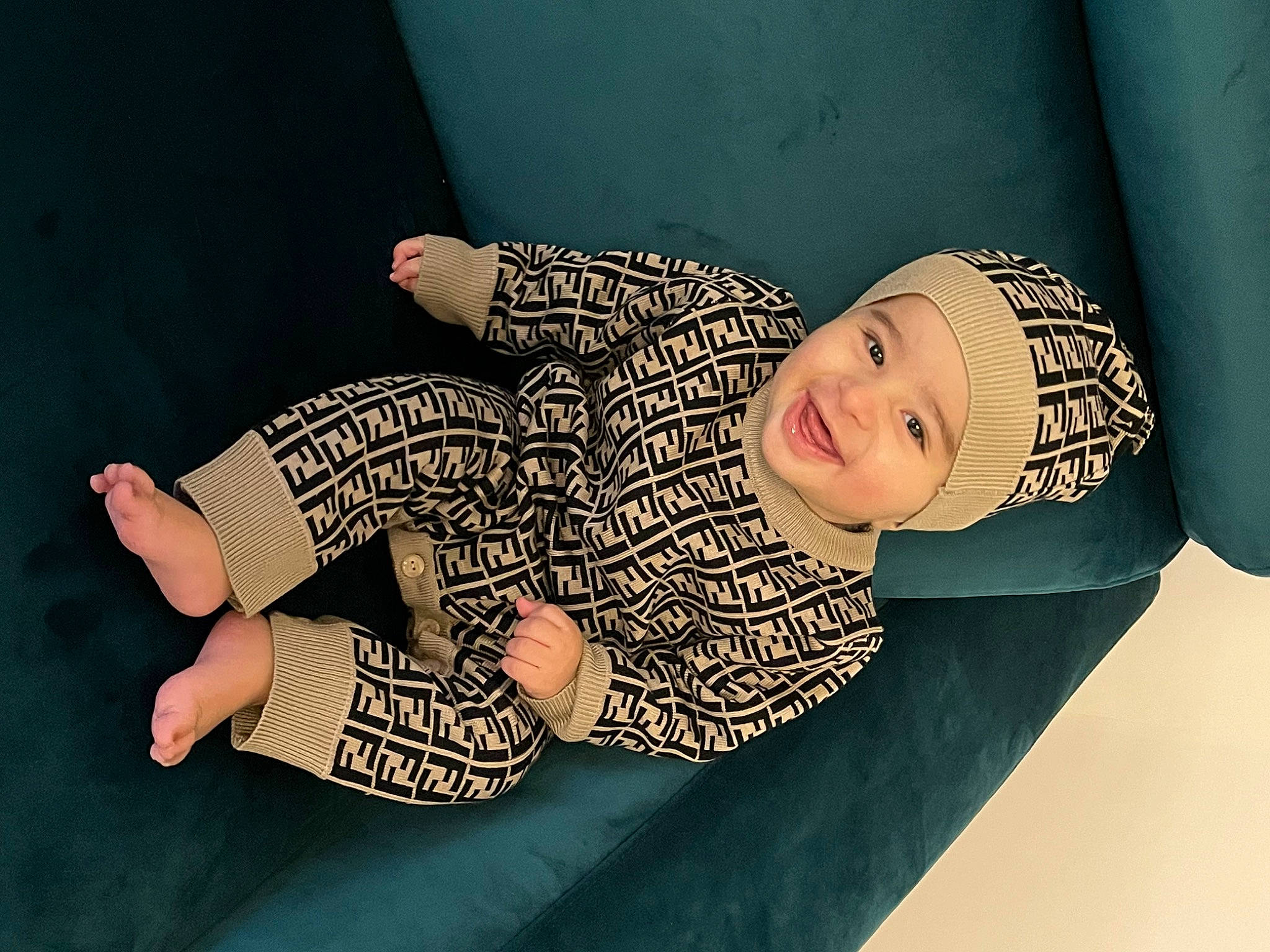 Samuel a rejoint le concours — aidez-le/la à gagner de superbes lots ! arm, baby, baby_toddler_clothing, comfort, cool, elbow, finger, fun, gesture, happy, hat, headgear, headwear, human_body, mammal, pattern, person, sleeve, smile, t_shirt