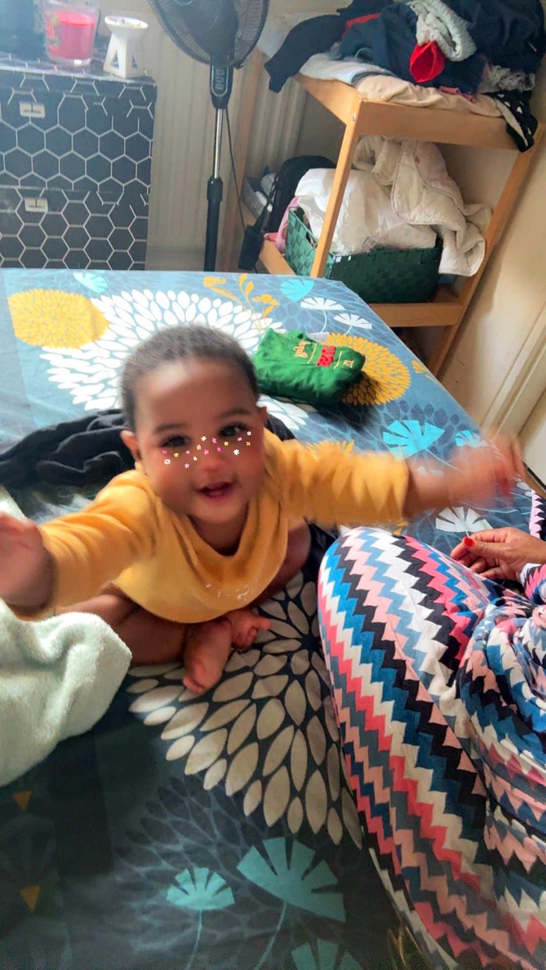 Cheikhou a rejoint le concours — aidez-le/la à gagner de superbes lots ! baby, child, smiling, bed, bedding, blanket, pattern, cheek_stars, face, arms, hand, legs, adult, pajamas, fan, shelf, clothes, indoor, portrait, motion_blur