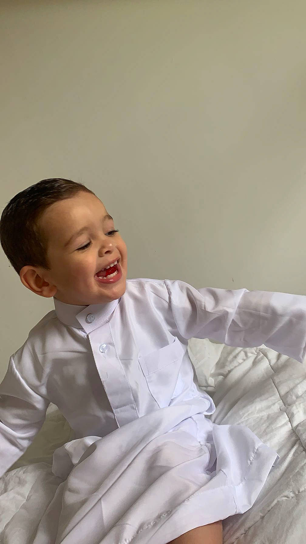 Yanis participe au concours pour gagner de l'argent avec cette photo : baby, baby_toddler_clothing, child, collar, comfort, dress_shirt, flash_photography, formal_wear, gesture, happy, human_body, linens, outerwear, person, sitting, sleeve, smile, t_shirt, tie, toddler