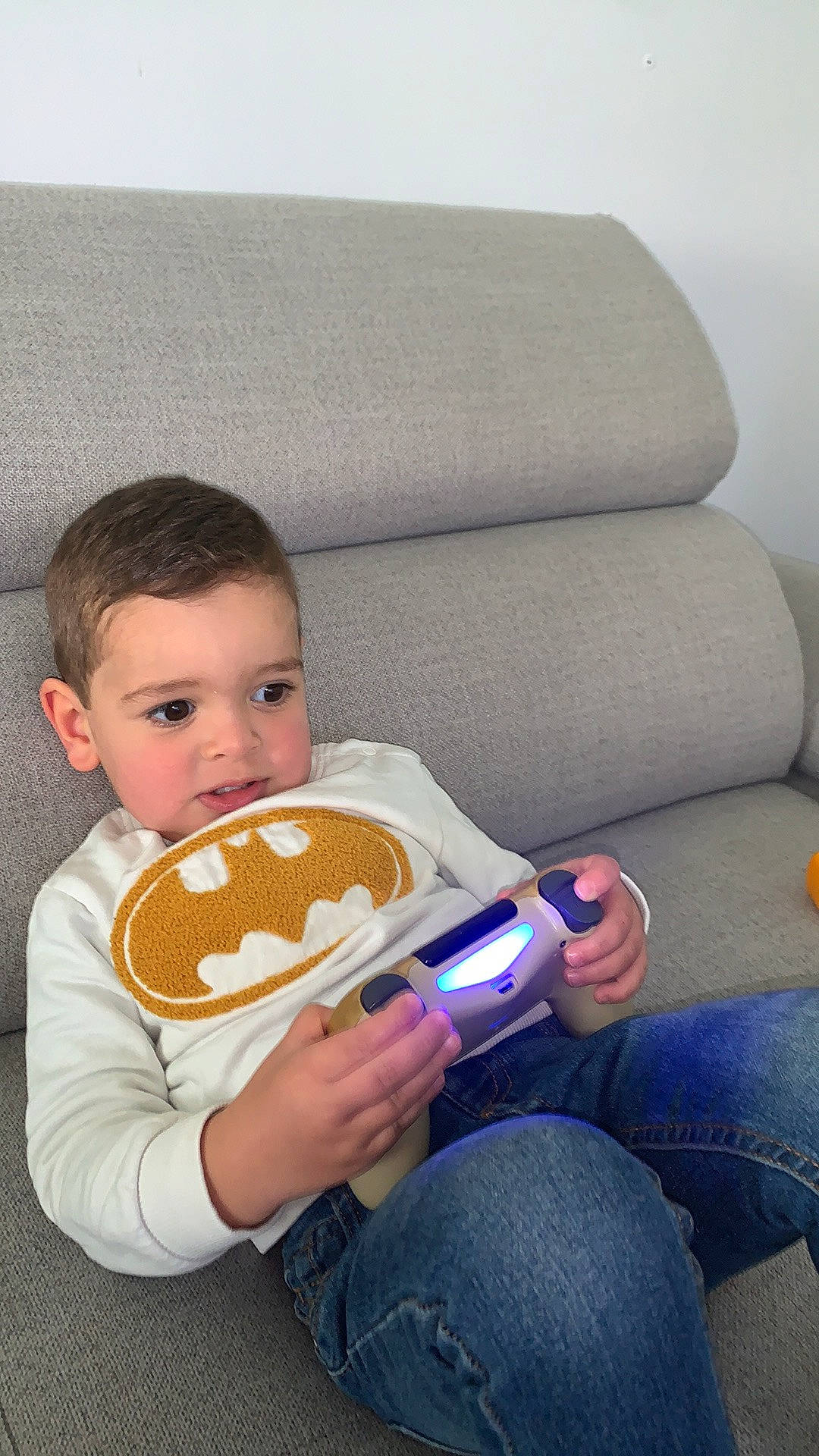 Yanis participe au concours pour gagner de l'argent avec cette photo : baby_playing_with_toys, baby_sleeping, baby_toddler_clothing, child, comfort, couch, finger, finger_food, food, fun, happy, head, junk_food, lap, orange, person, play, room, sitting, sweetness