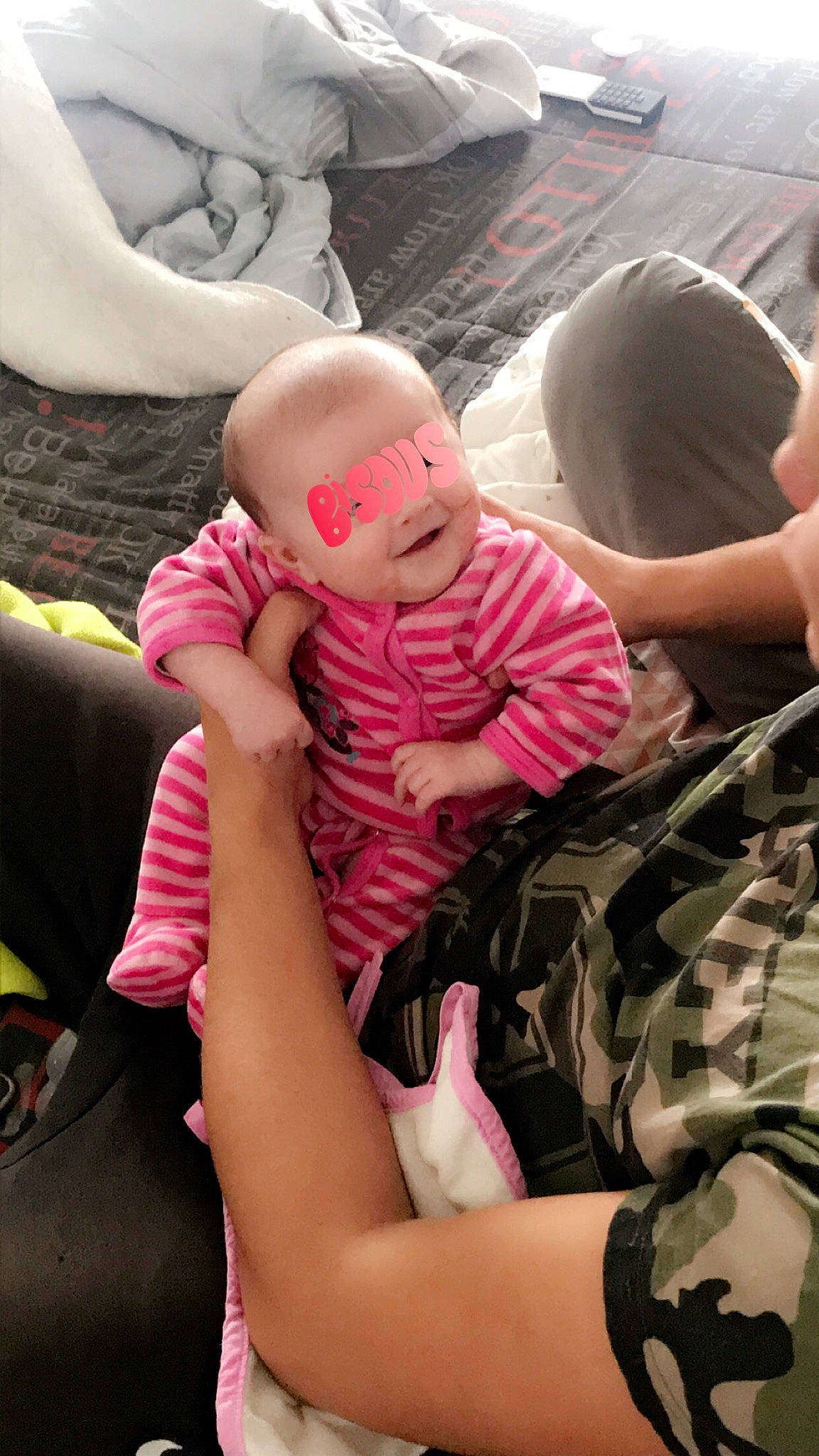 Kéllya participe au concours pour gagner de l'argent avec cette photo : abdomen, arm, child, finger, fun, girl, hand, infant, leg, person, pink, product, skin, toddler