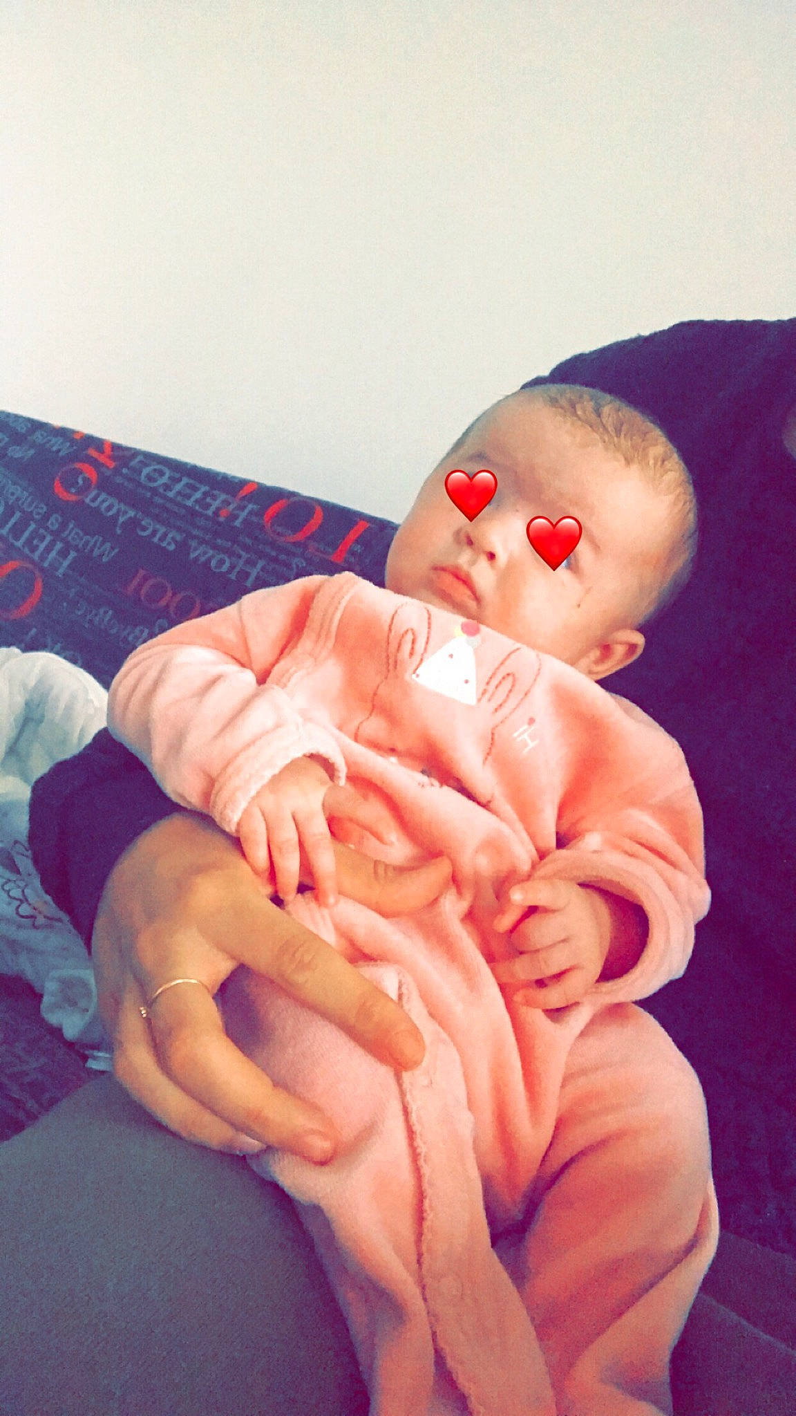 Kéllya a rejoint le concours — aidez-le/la à gagner de superbes lots ! arm, bedtime, cheek, child, finger, fun, hand, infant, leg, lip, mother, mouth, muscle, person, pink, product, skin, toddler